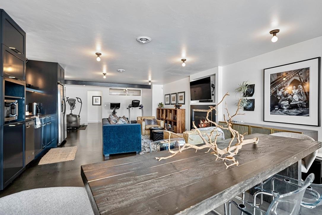 2080 GREENLEAF Road