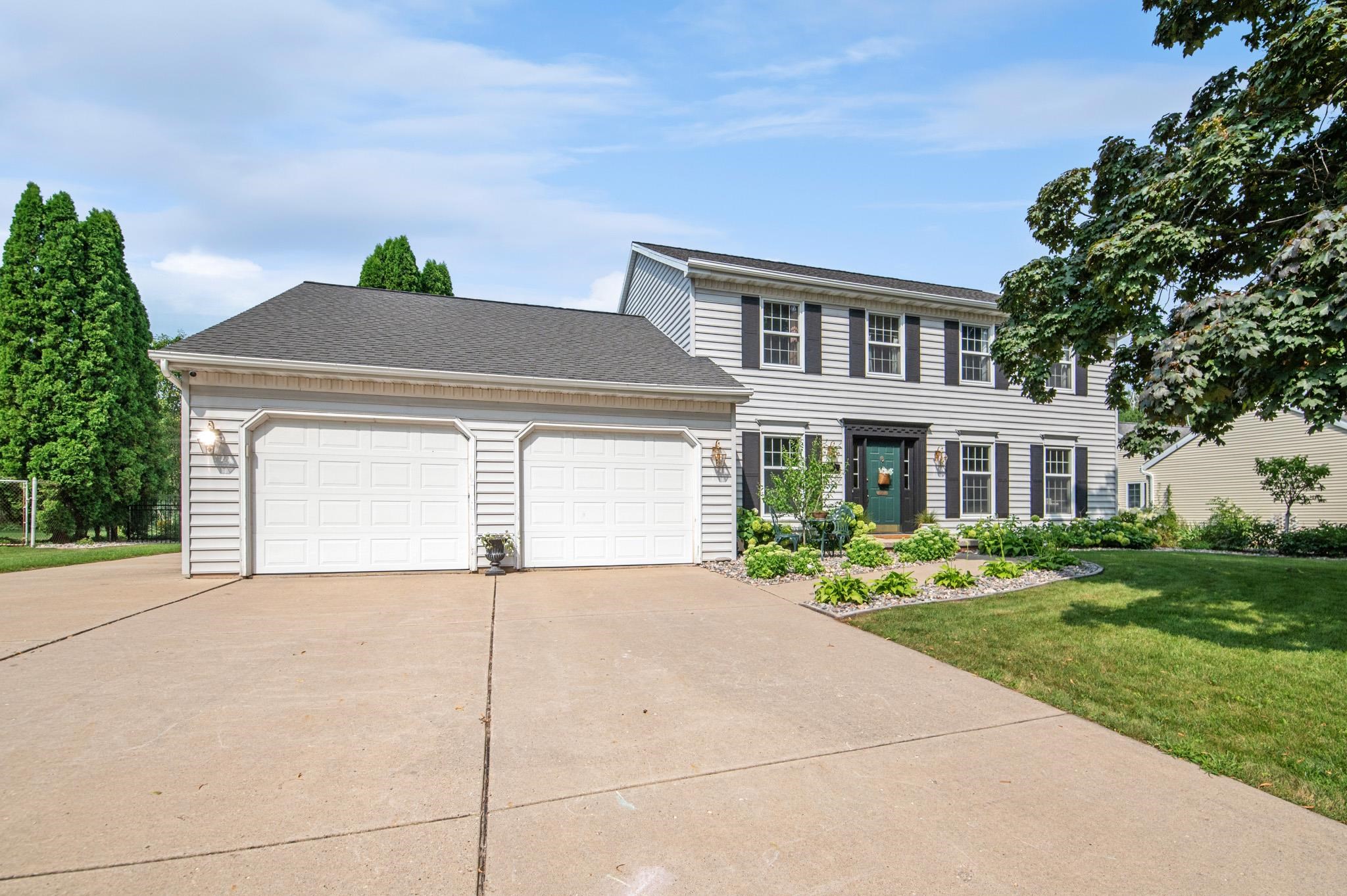 540 W BRIAR Lane
