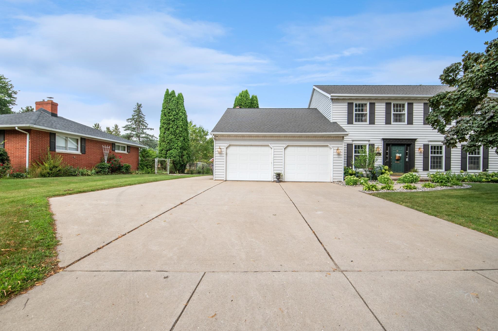 540 W BRIAR Lane