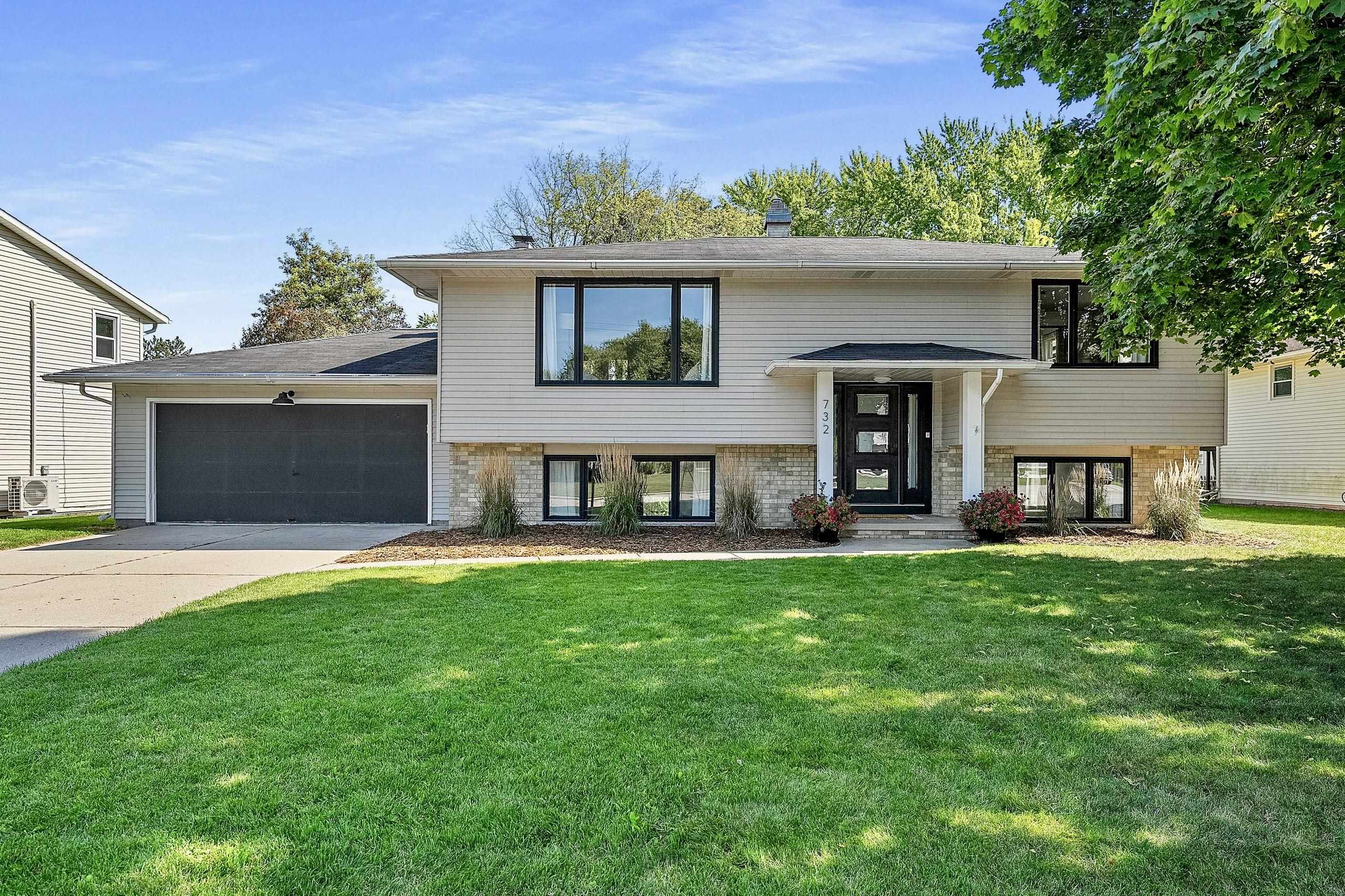 732 JAMESTOWN Court