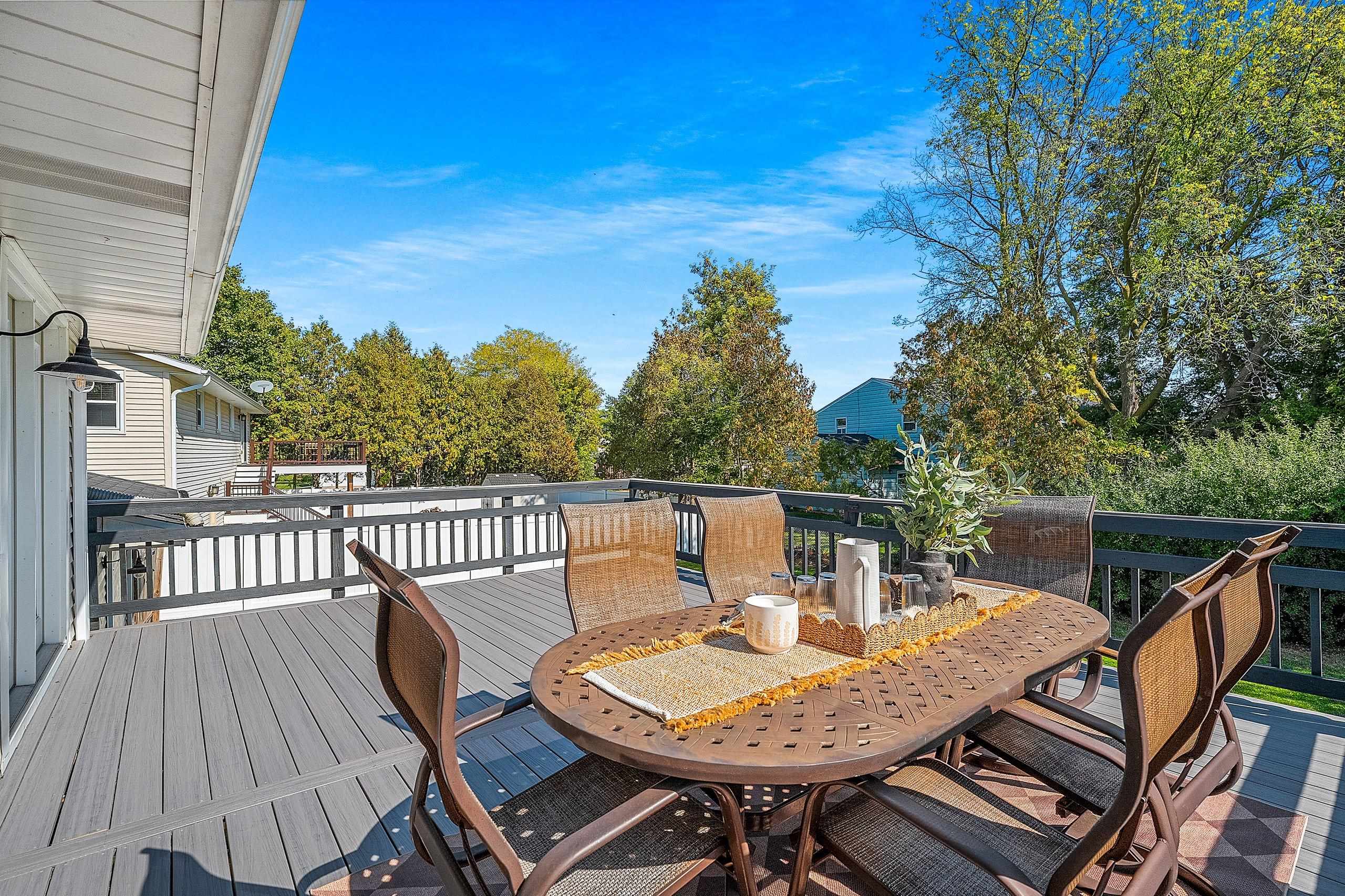 732 JAMESTOWN Court