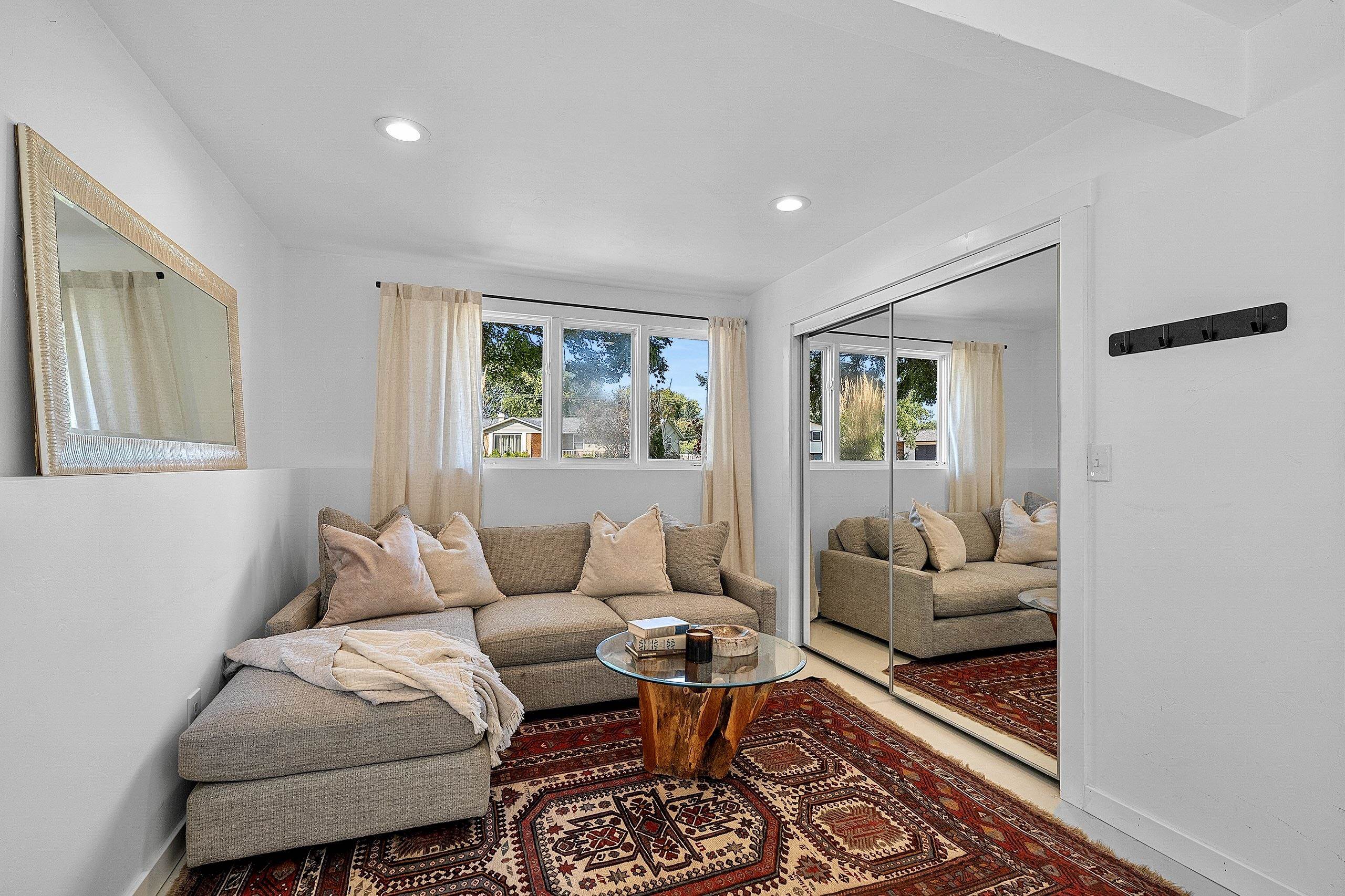 732 JAMESTOWN Court