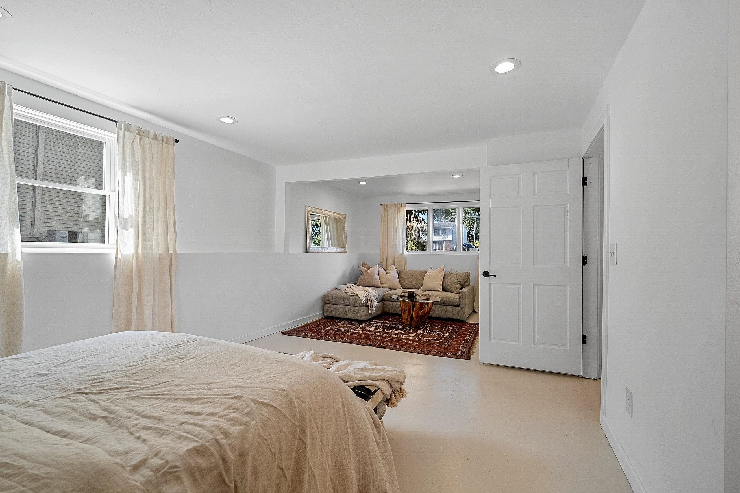 732 JAMESTOWN Court