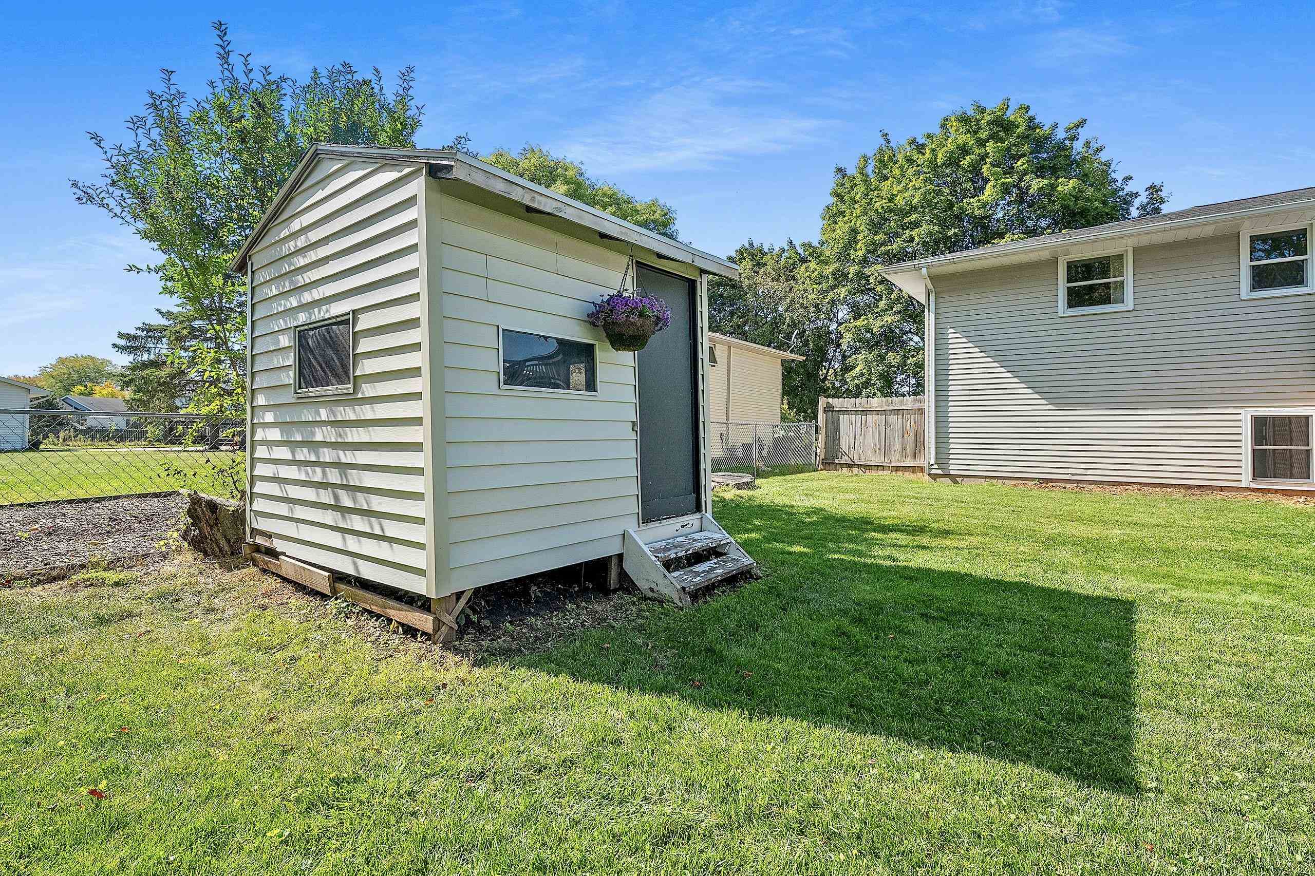 732 JAMESTOWN Court