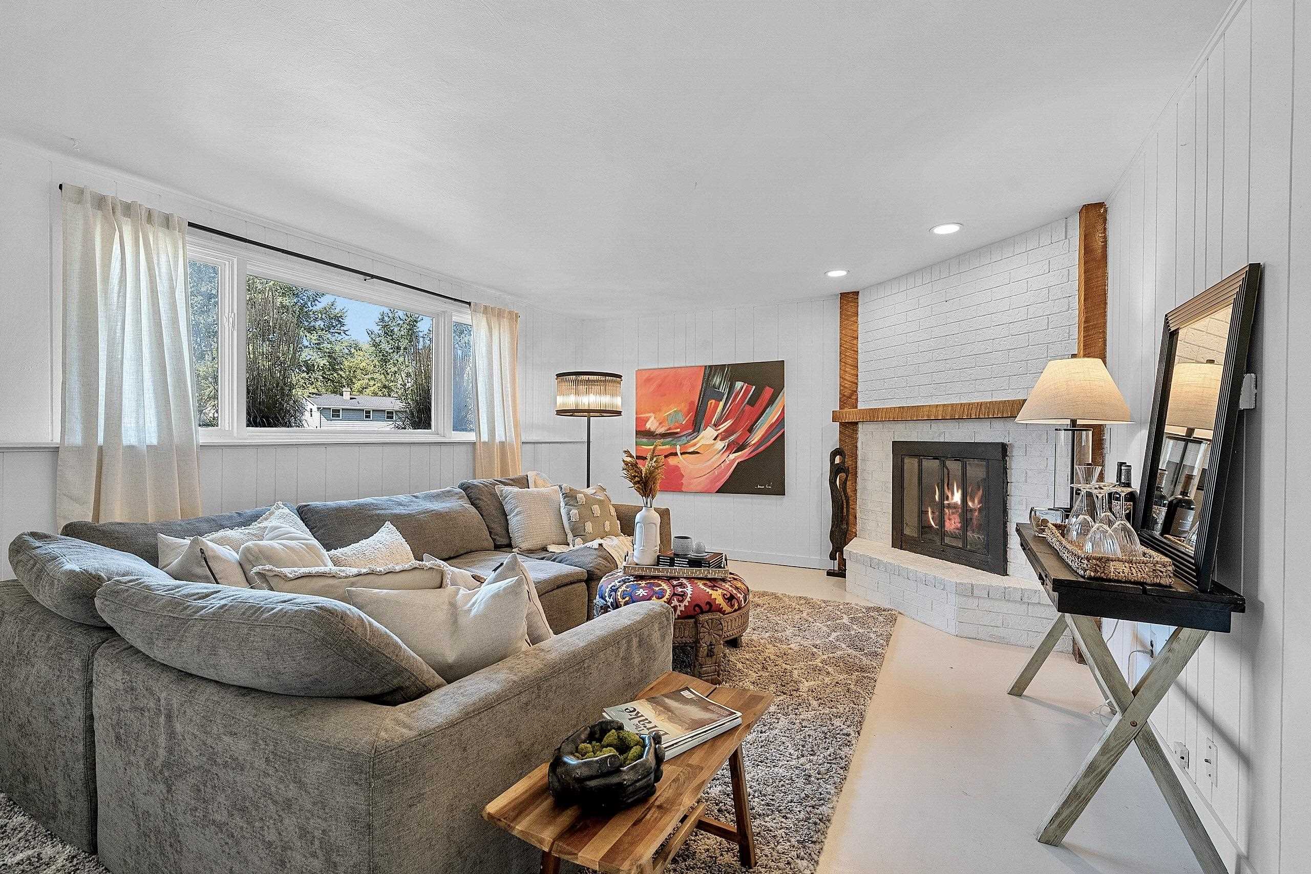 732 JAMESTOWN Court
