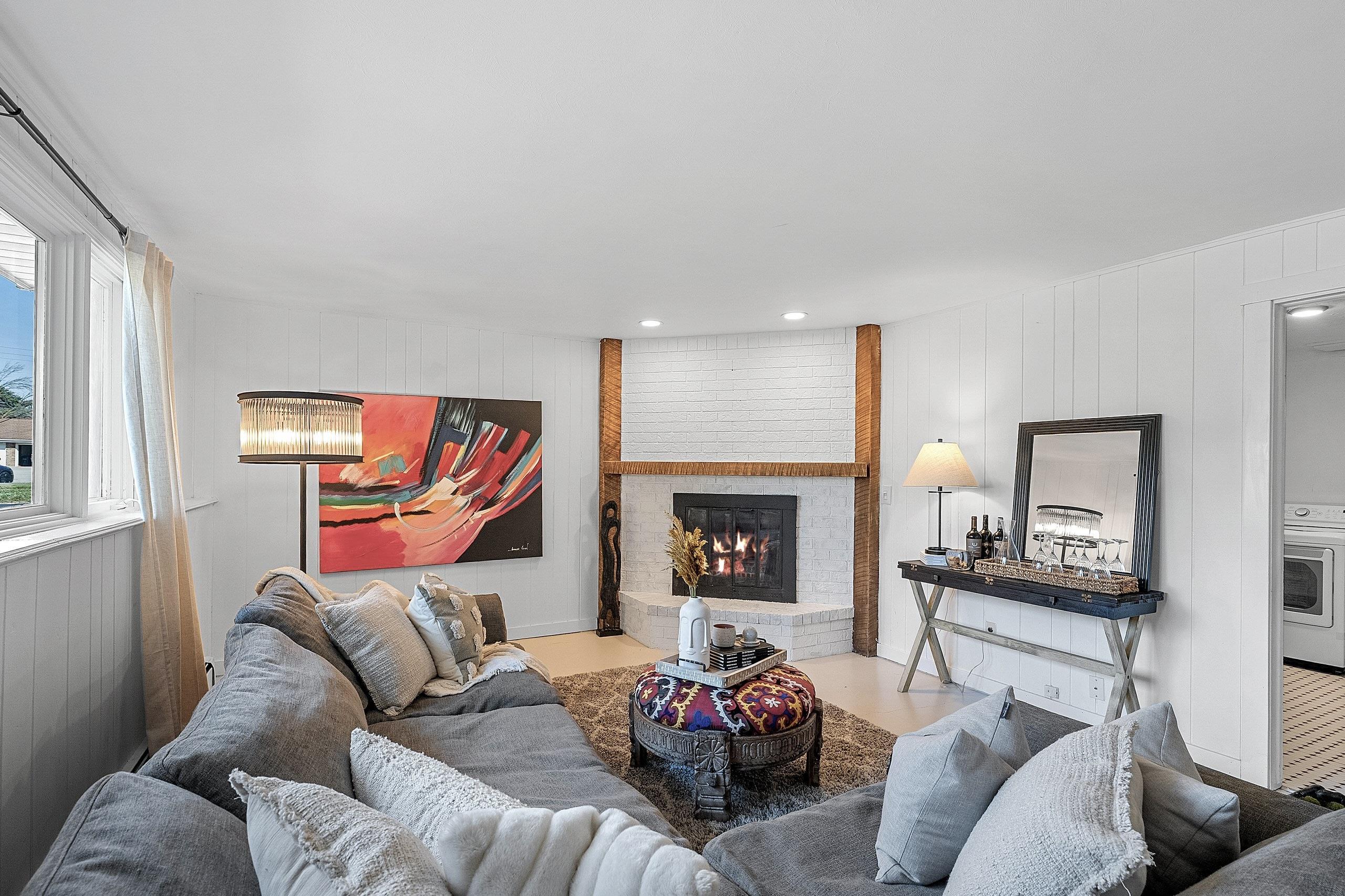 732 JAMESTOWN Court