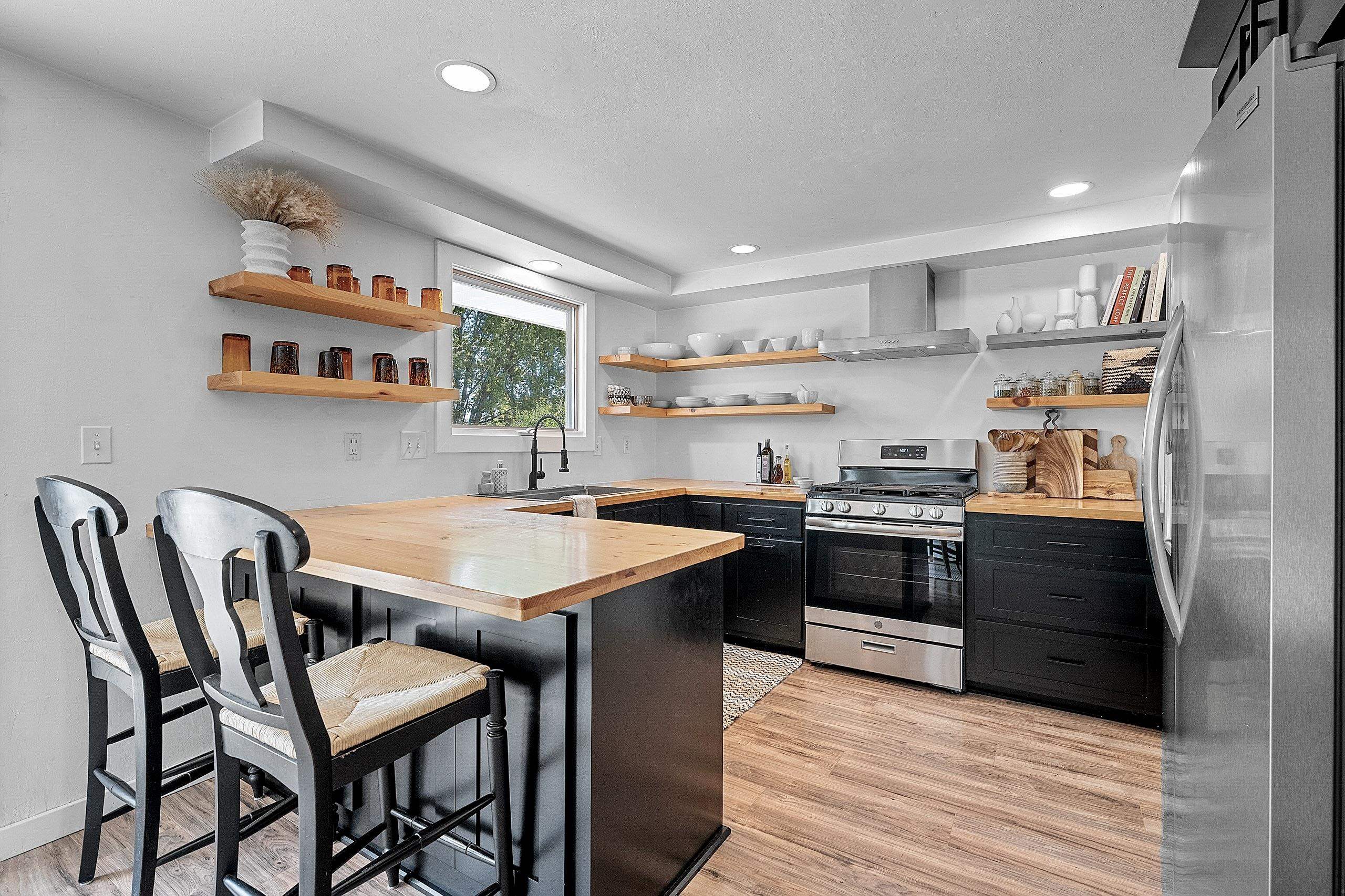 732 JAMESTOWN Court