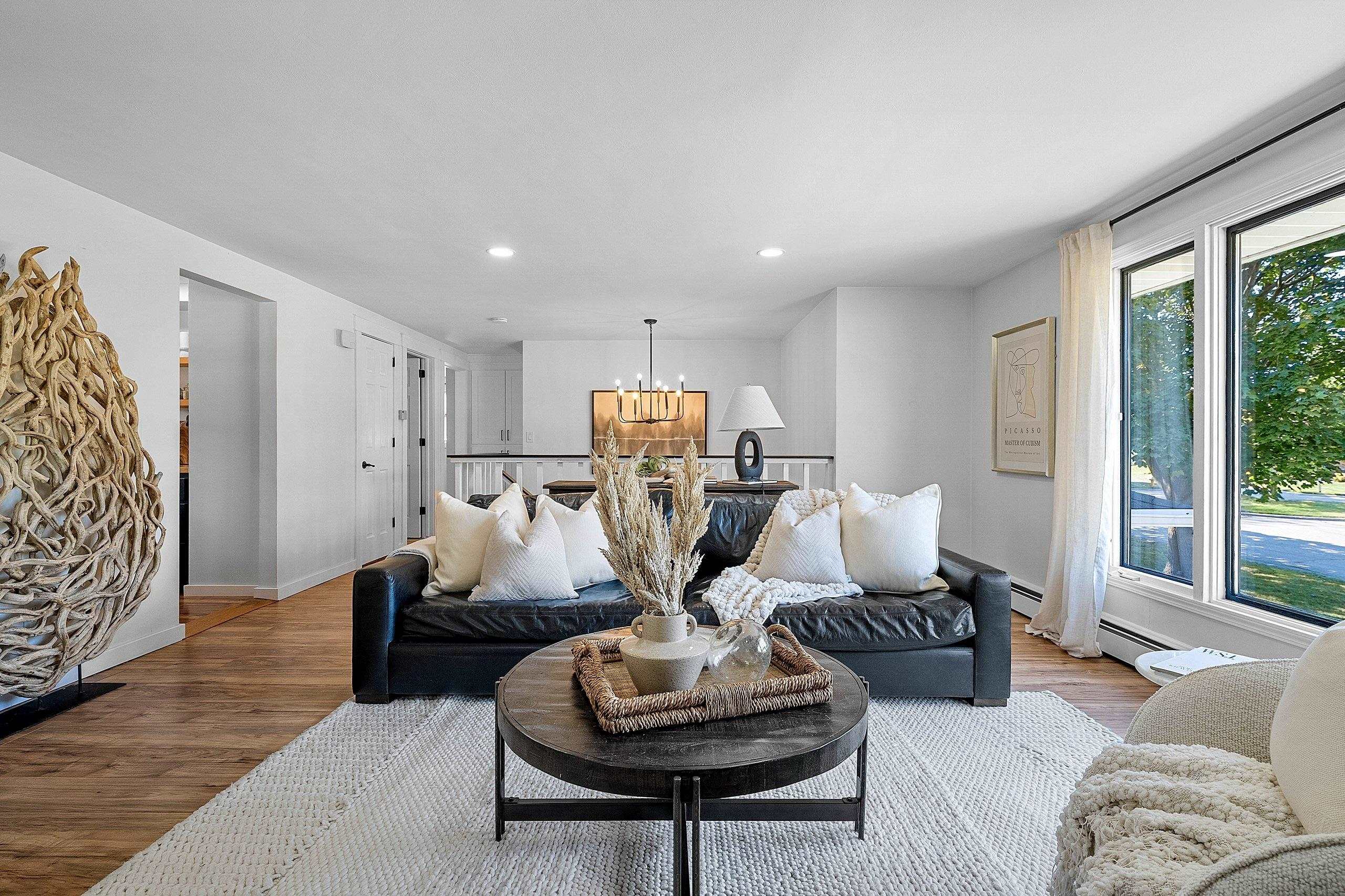 732 JAMESTOWN Court