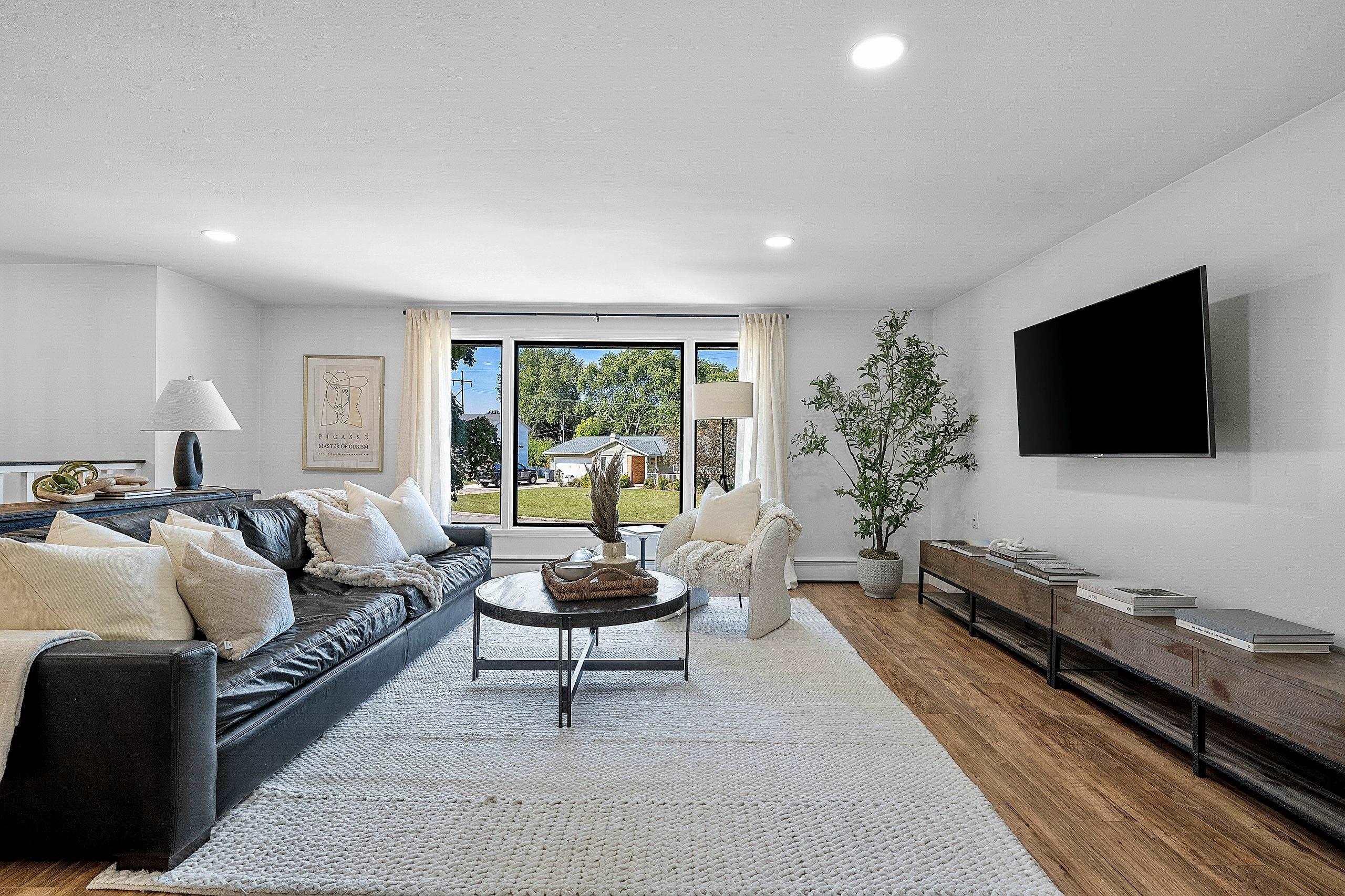 732 JAMESTOWN Court