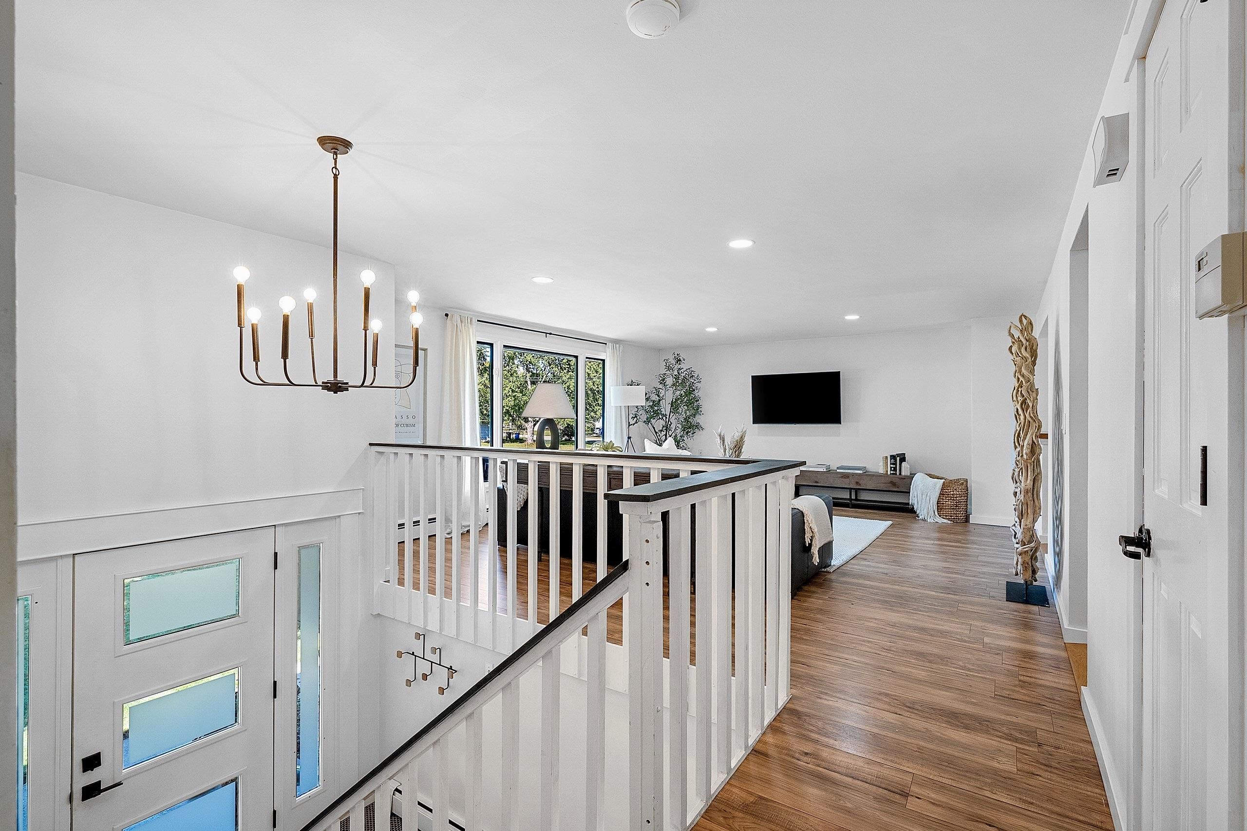 732 JAMESTOWN Court
