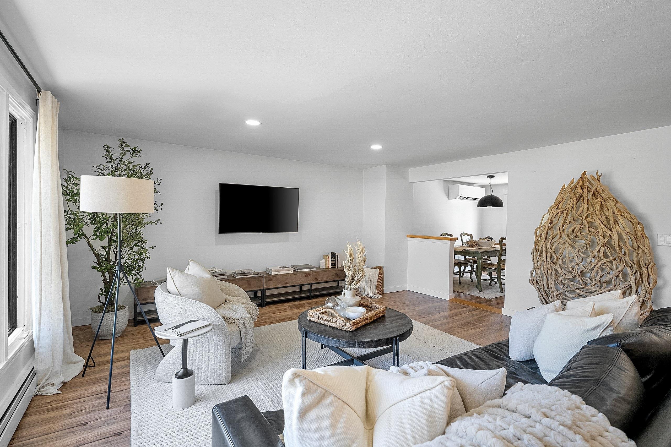 732 JAMESTOWN Court