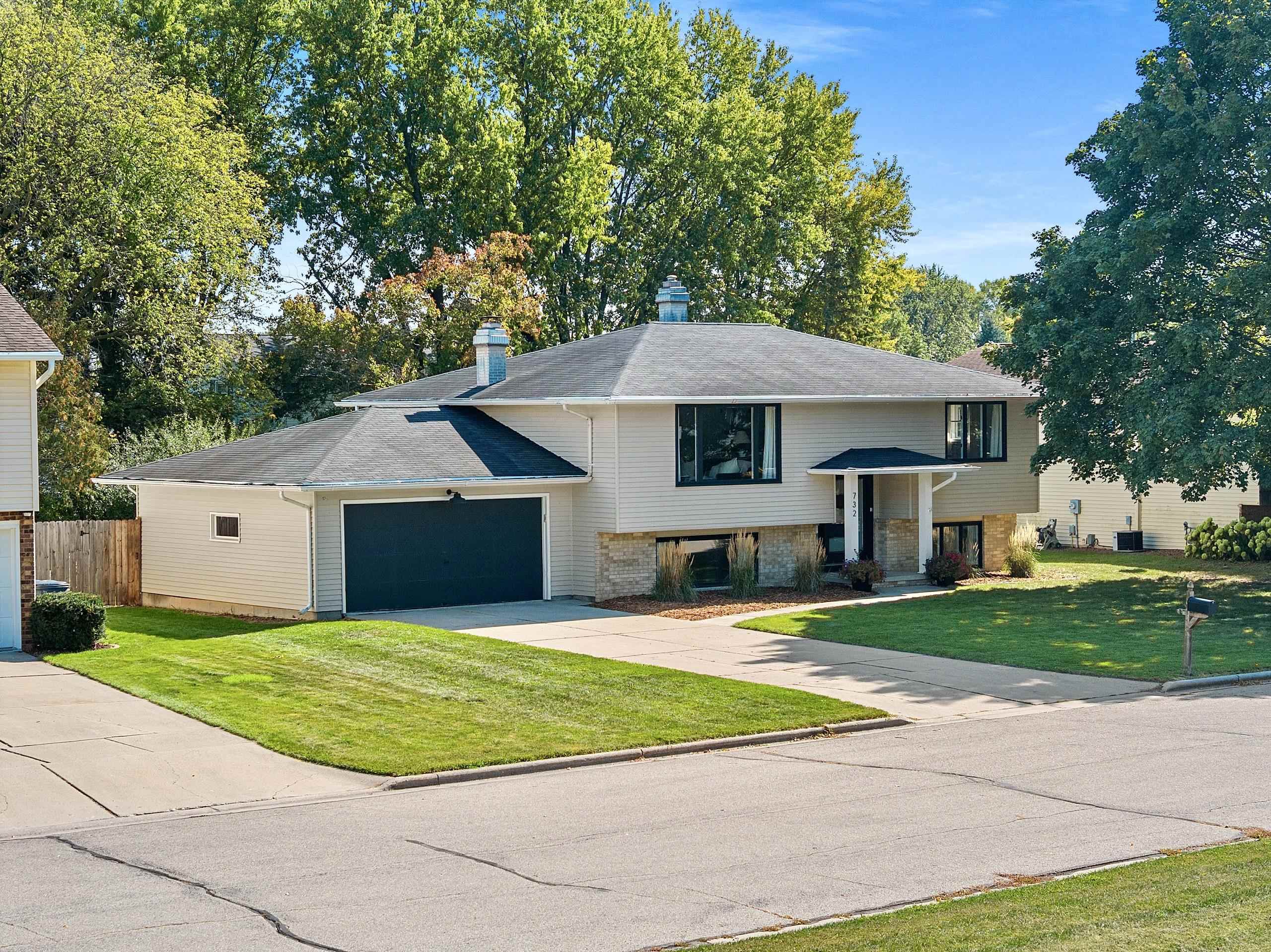 732 JAMESTOWN Court