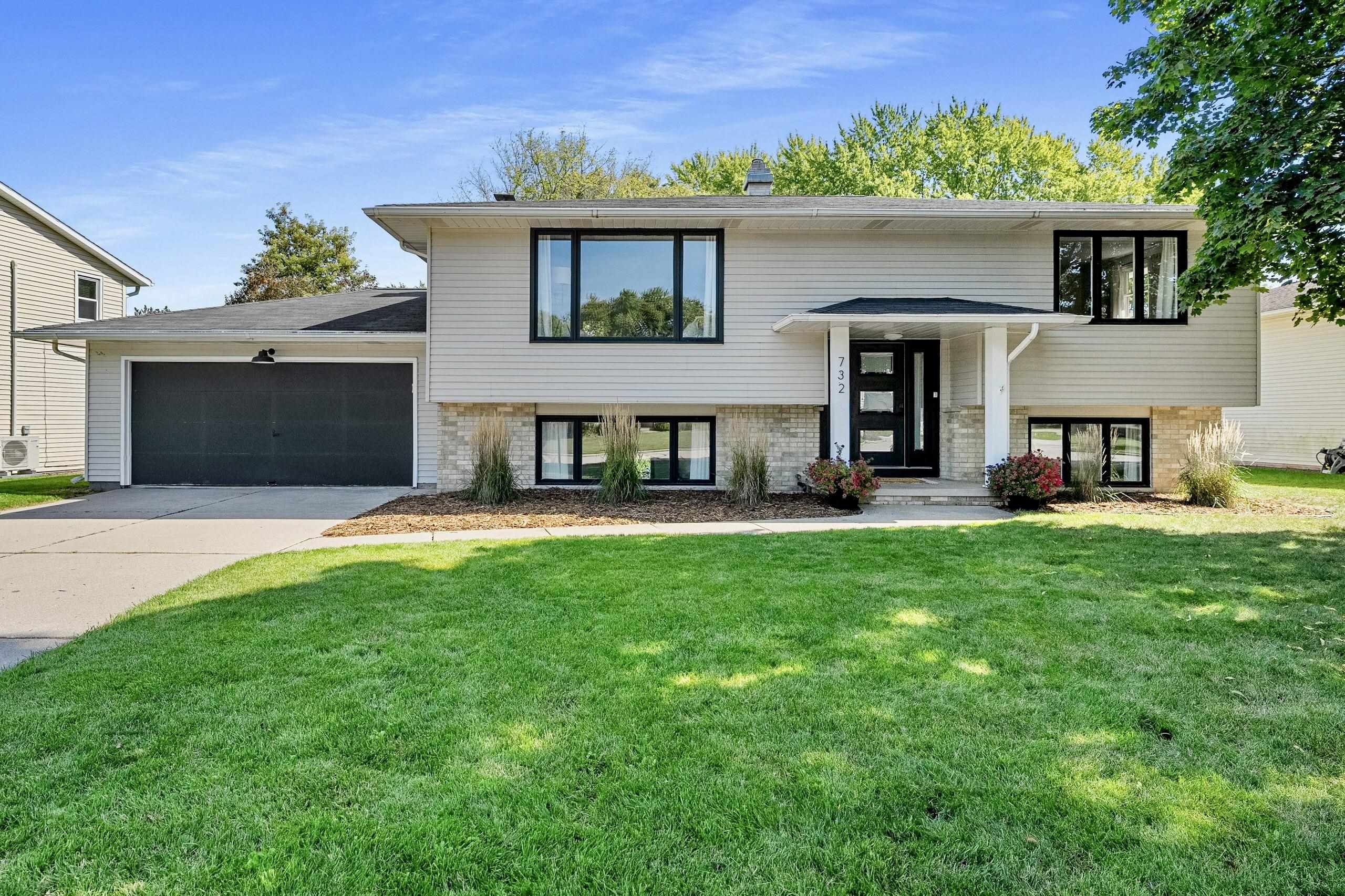 732 JAMESTOWN Court