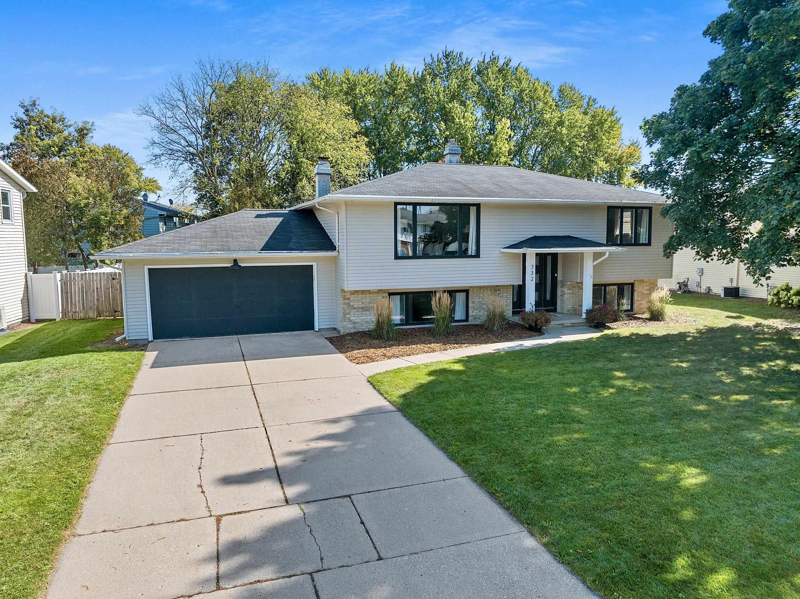 732 JAMESTOWN Court