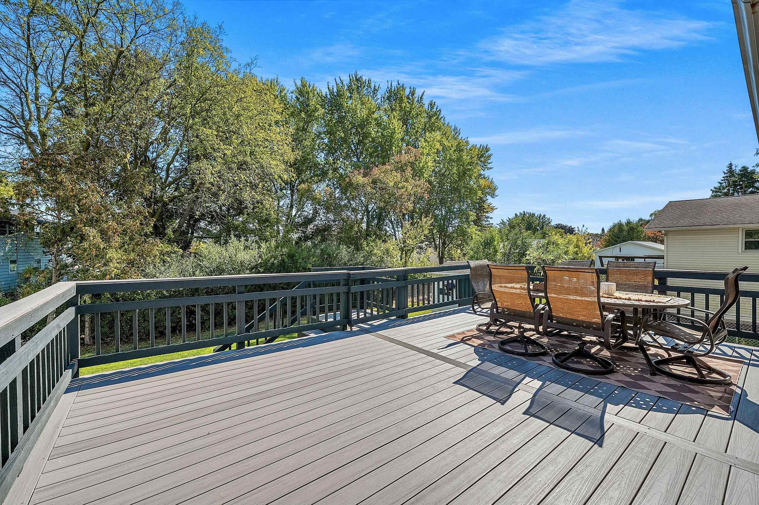 732 JAMESTOWN Court
