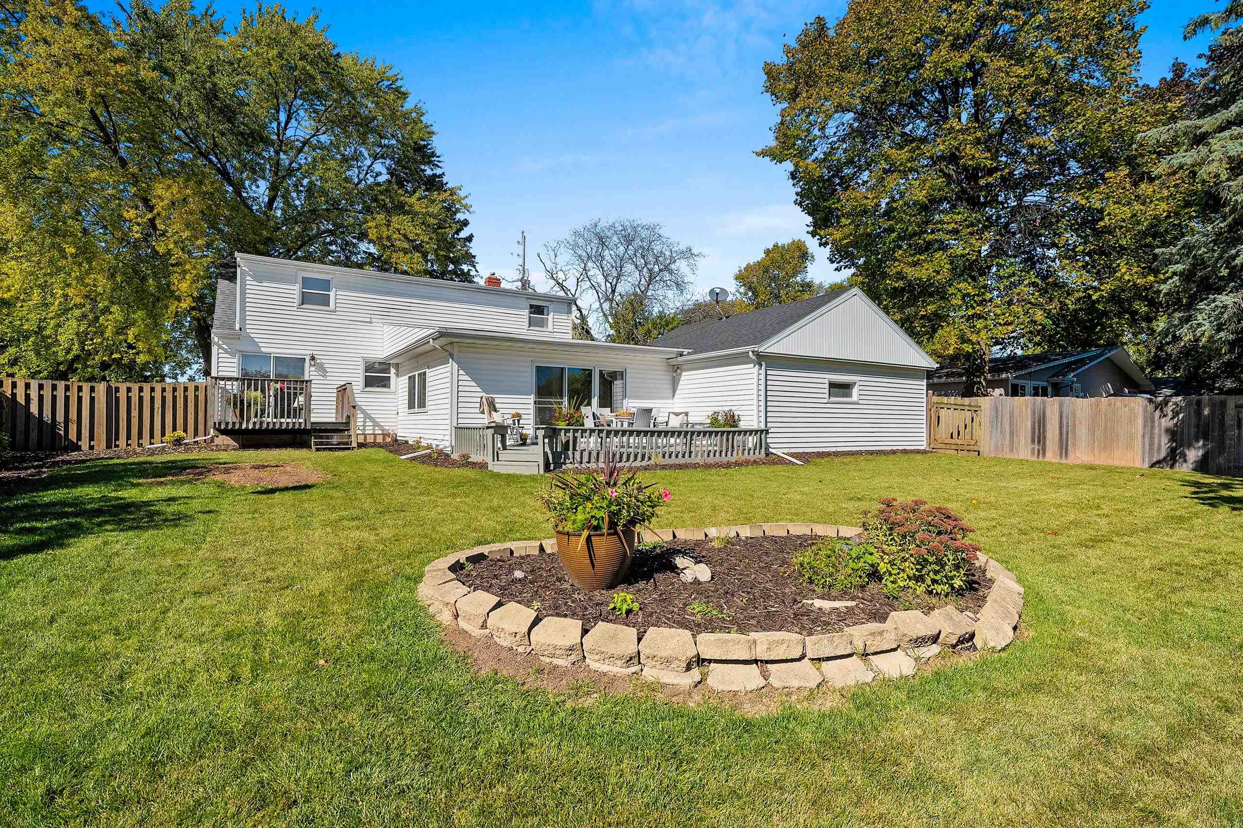 3313 S WEBSTER Avenue