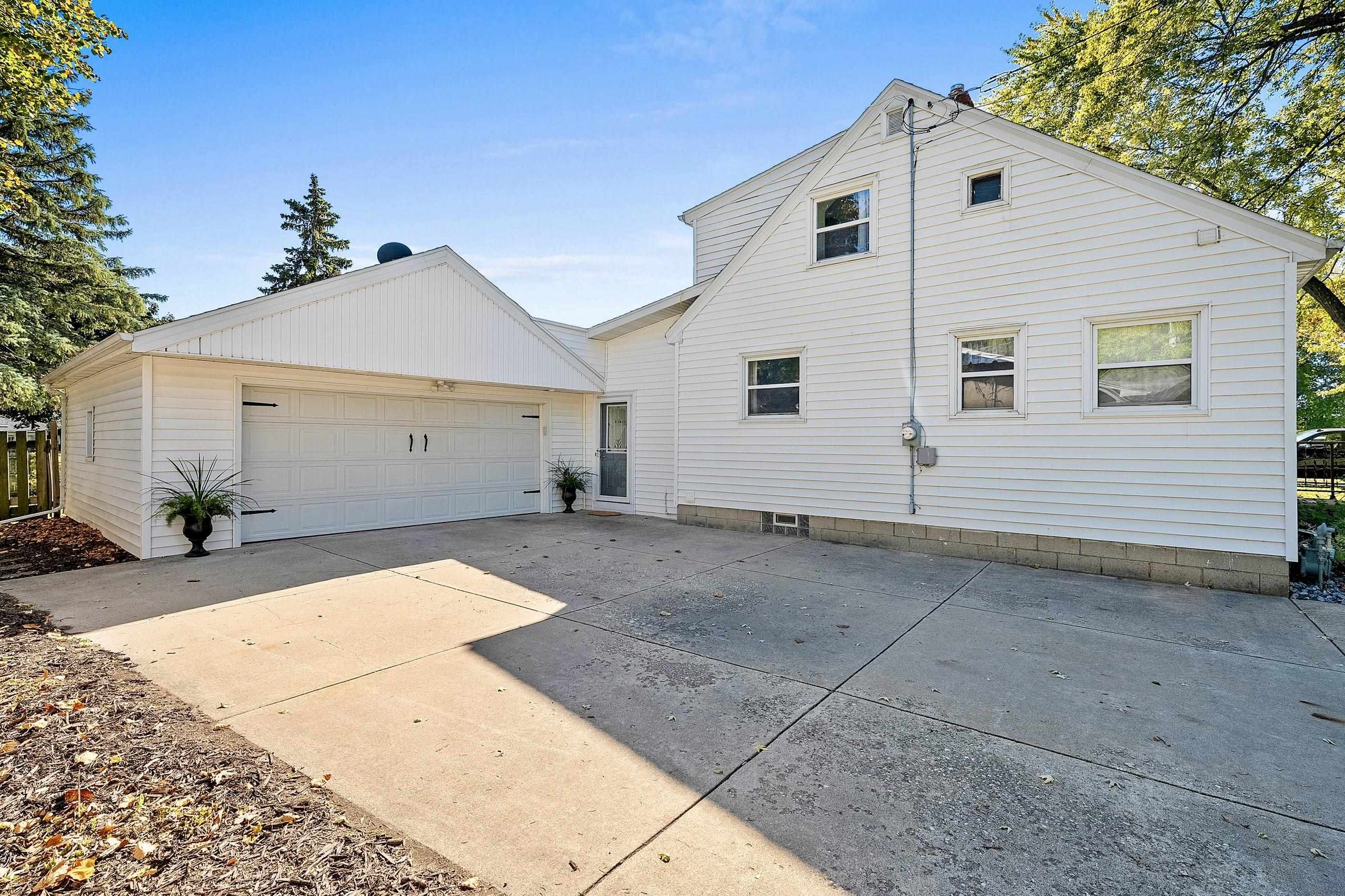 3313 S WEBSTER Avenue