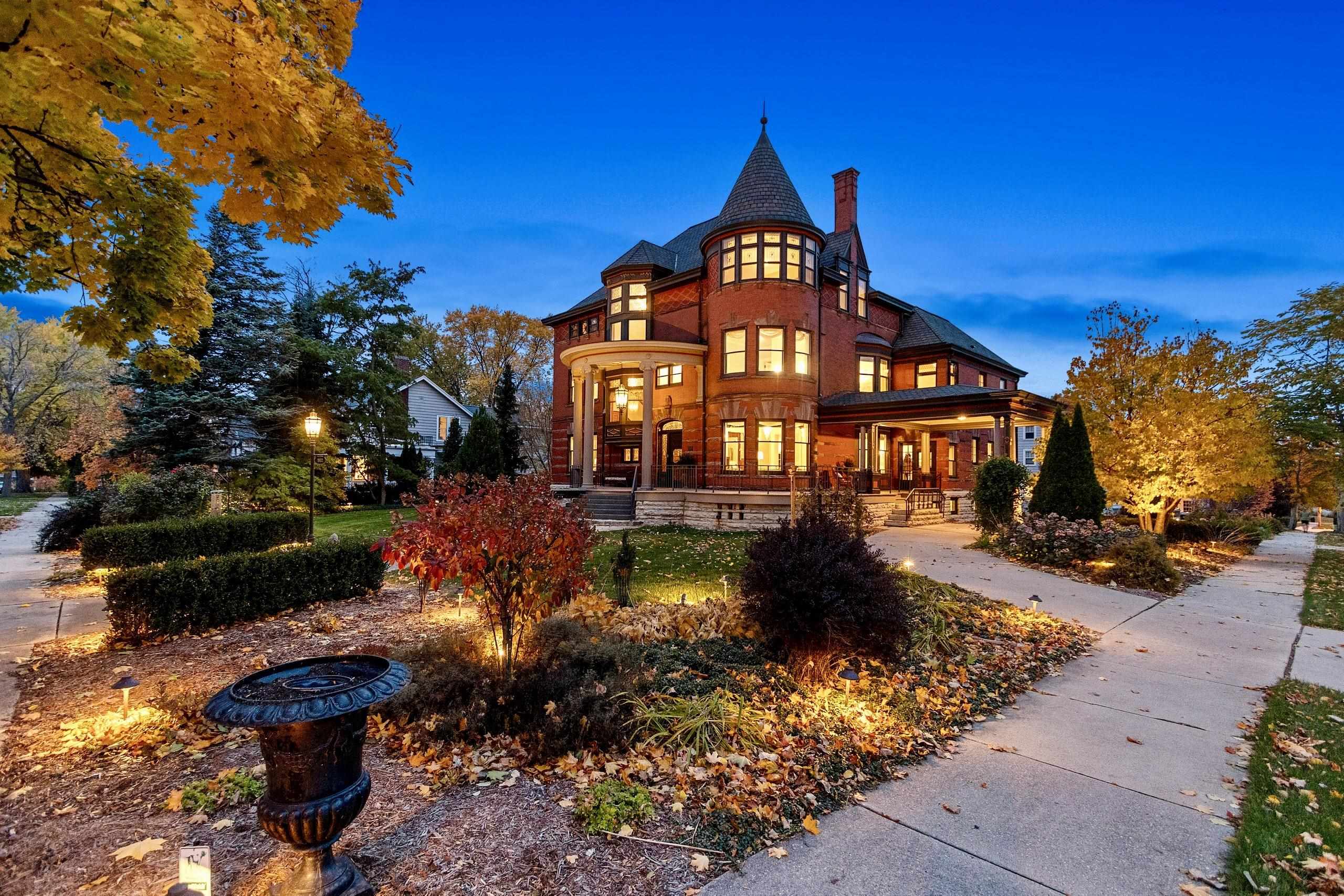 902 S MADISON Street