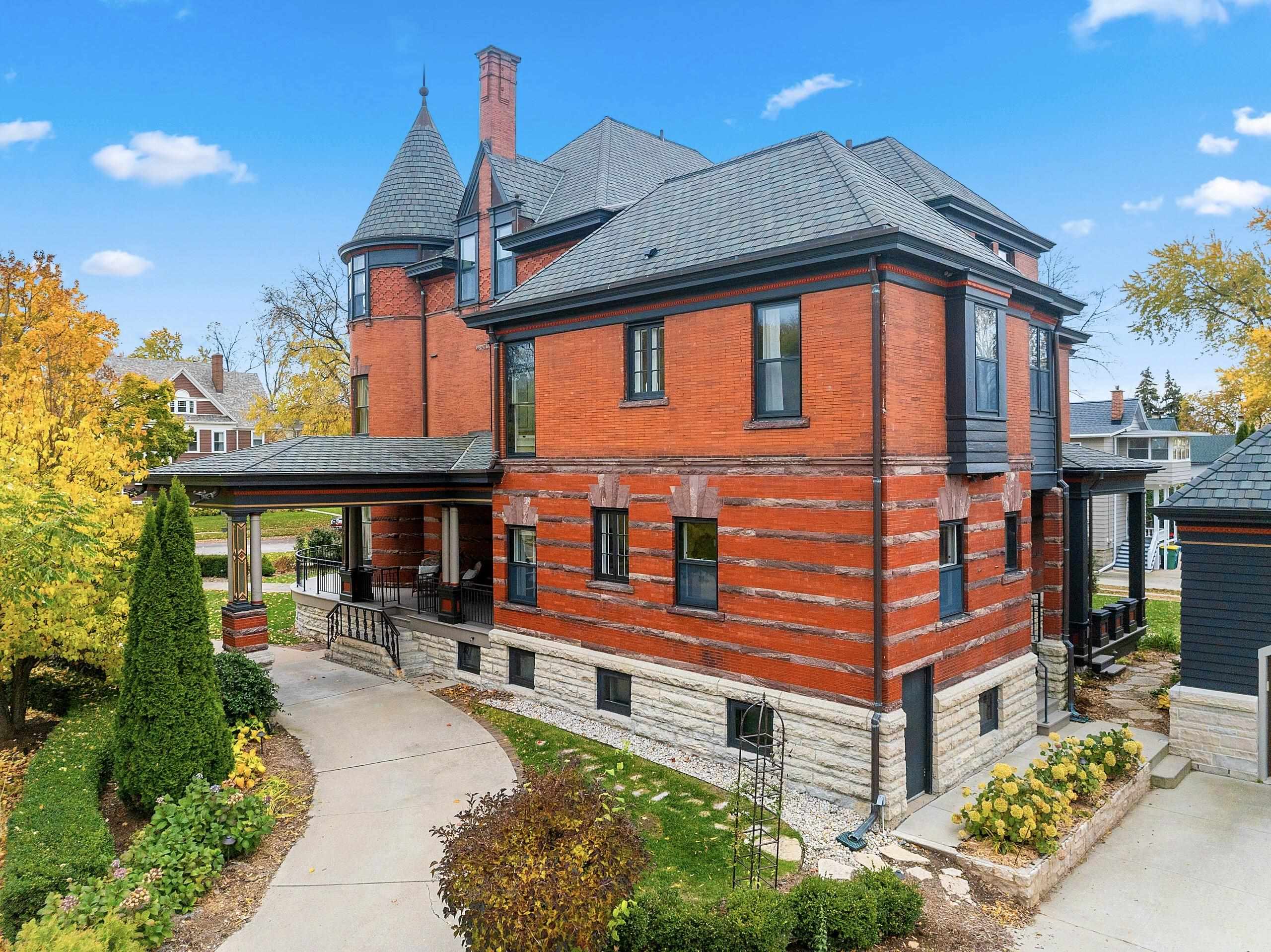 902 S MADISON Street