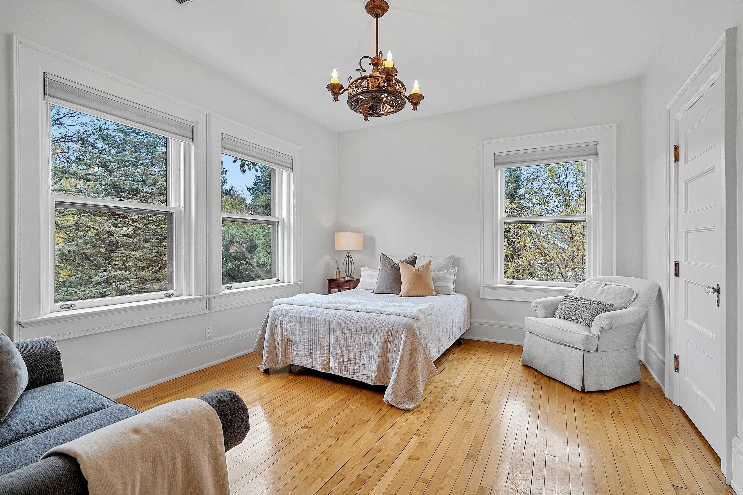 902 S MADISON Street