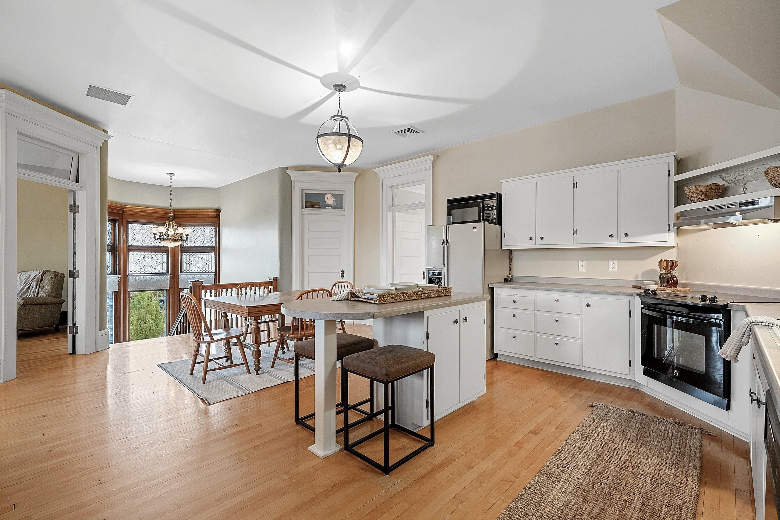 902 S MADISON Street