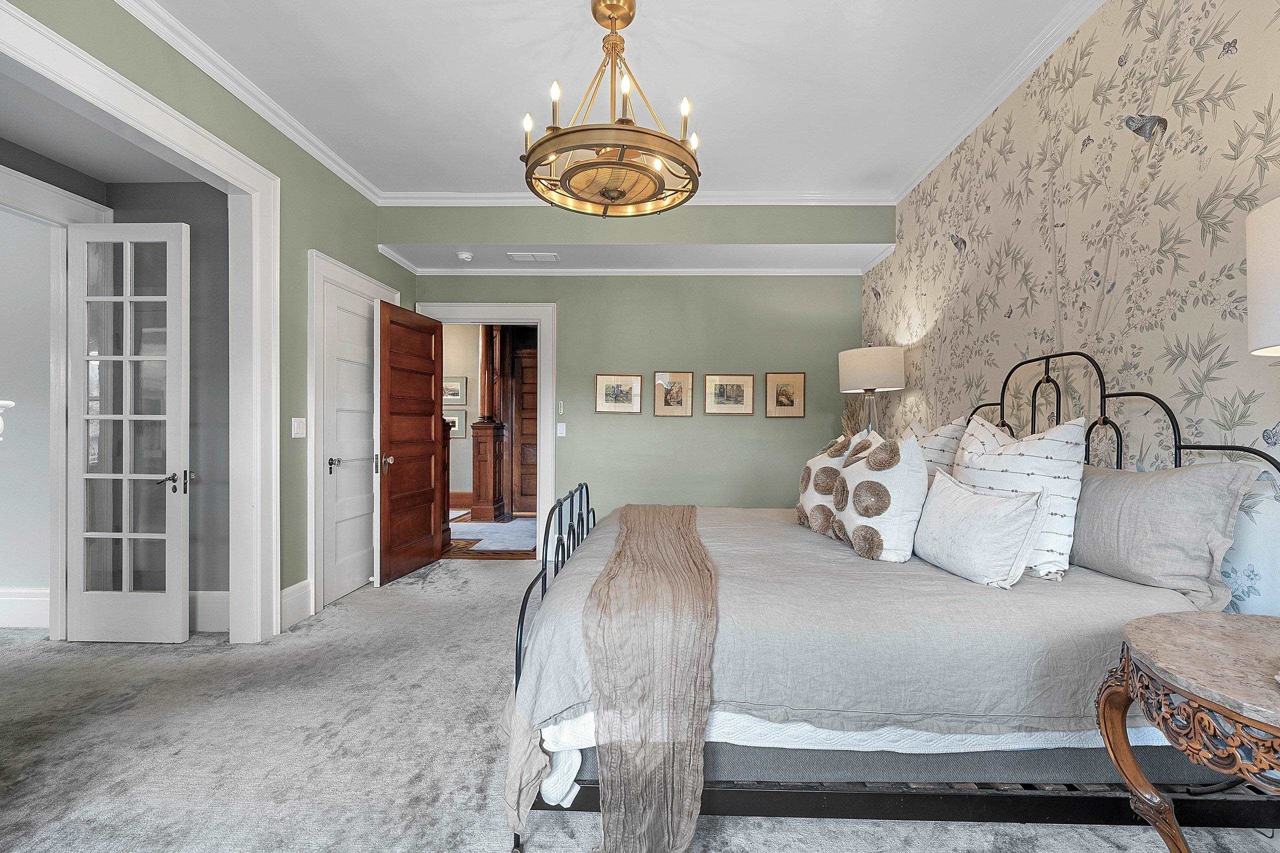 902 S MADISON Street