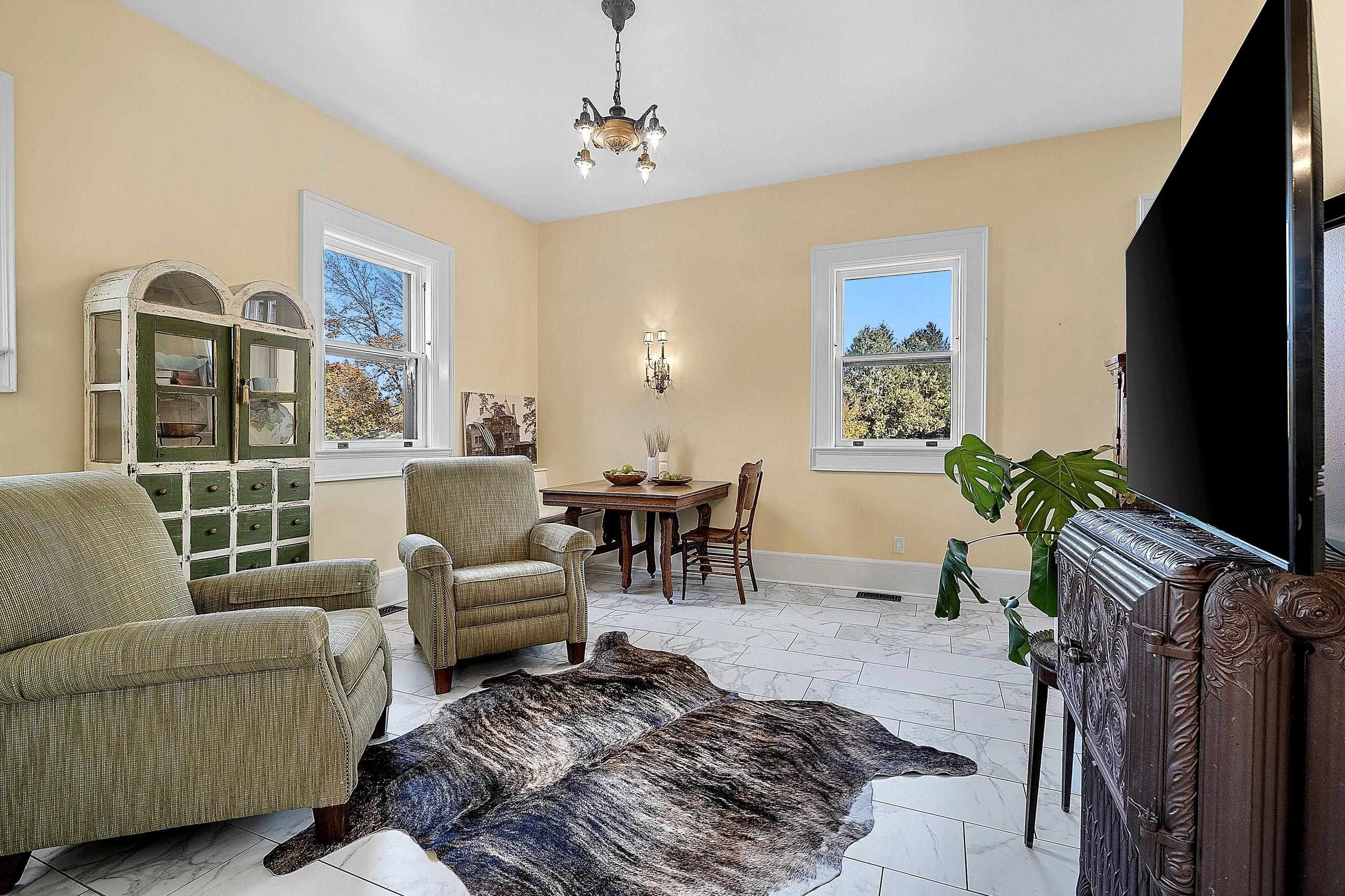 902 S MADISON Street