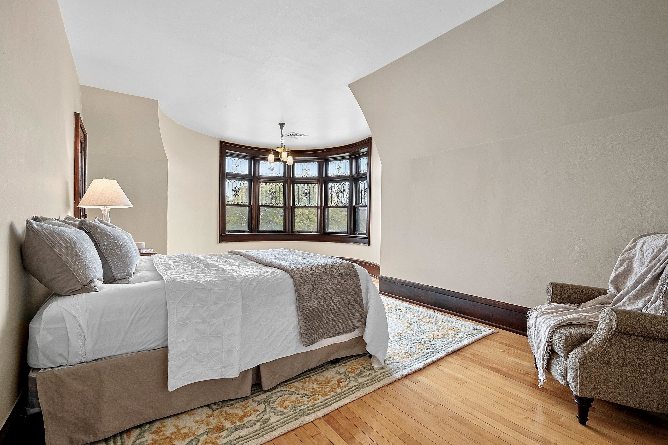 902 S MADISON Street