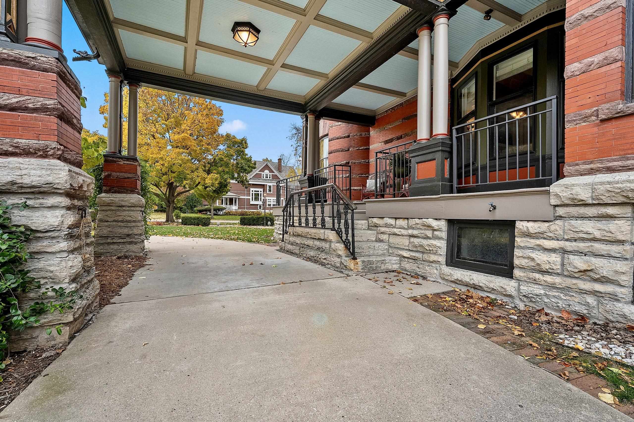 902 S MADISON Street