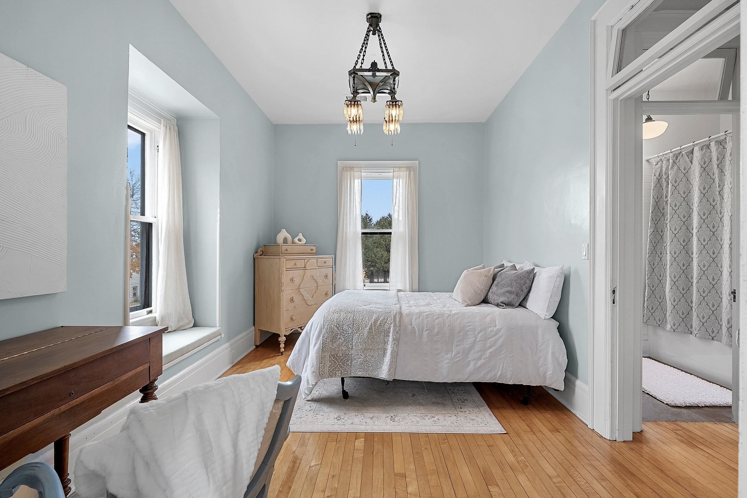 902 S MADISON Street