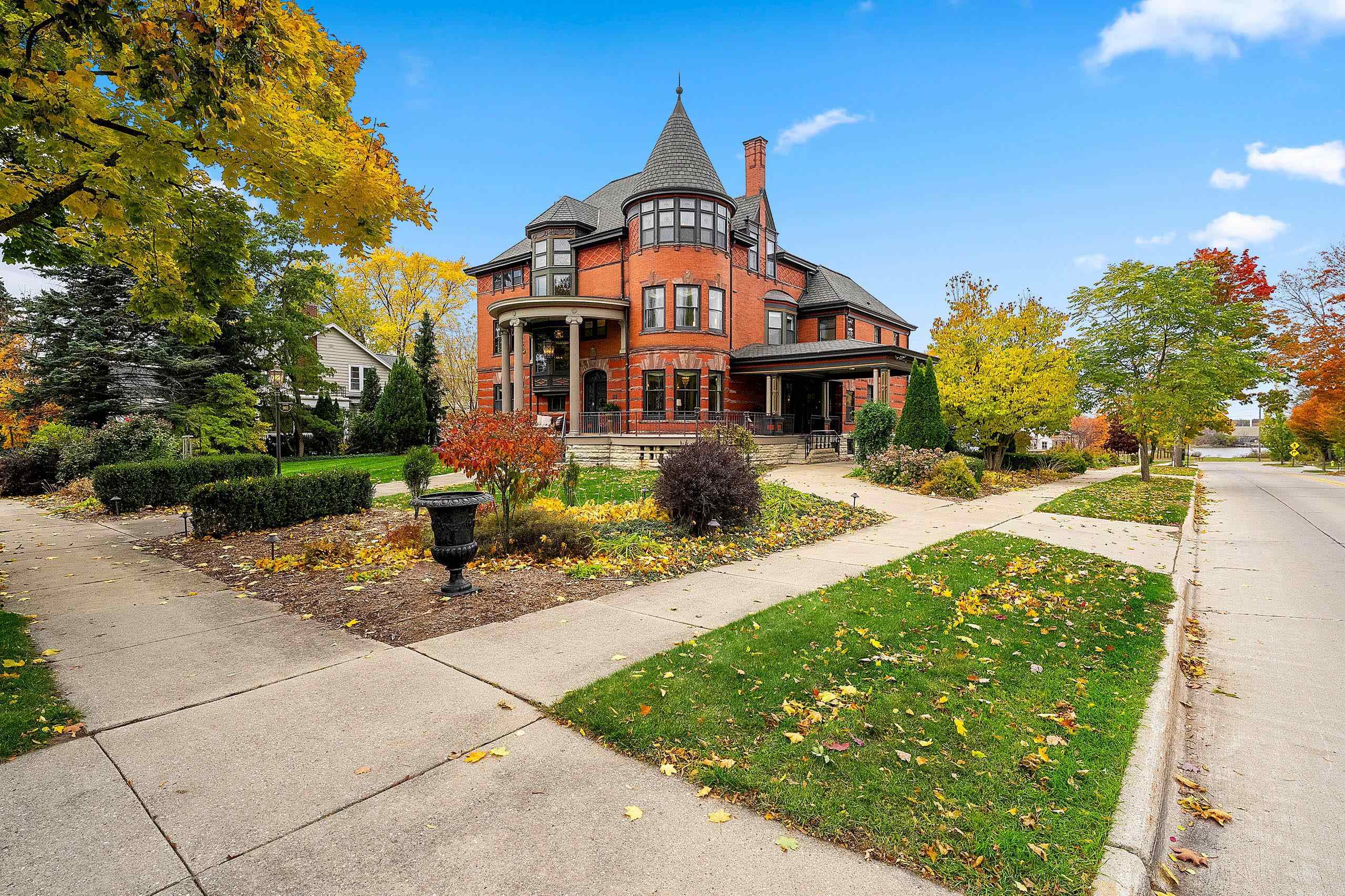 902 S MADISON Street