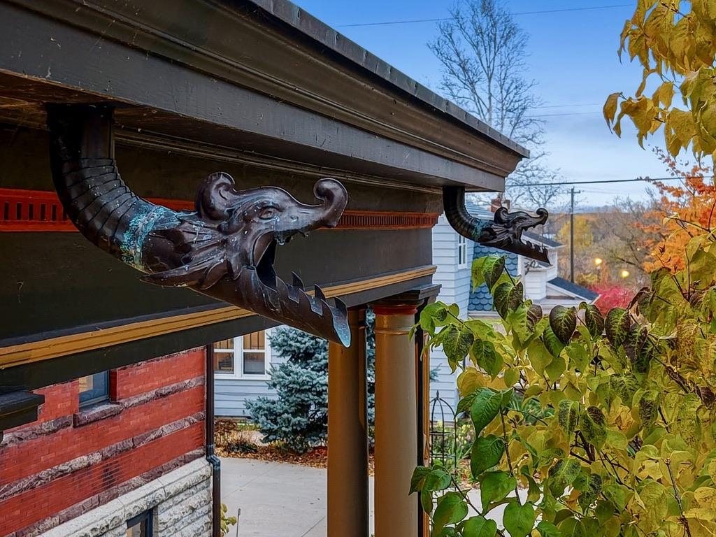 902 S MADISON Street