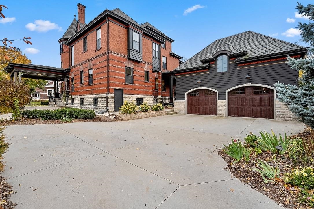 902 S MADISON Street