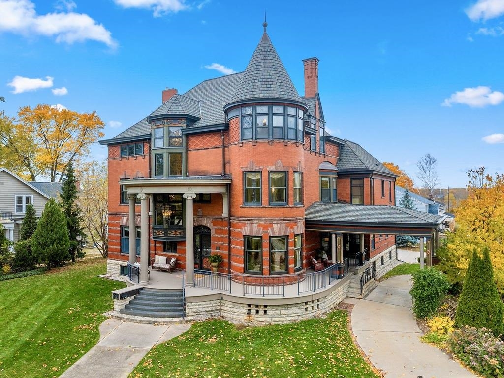 902 S MADISON Street