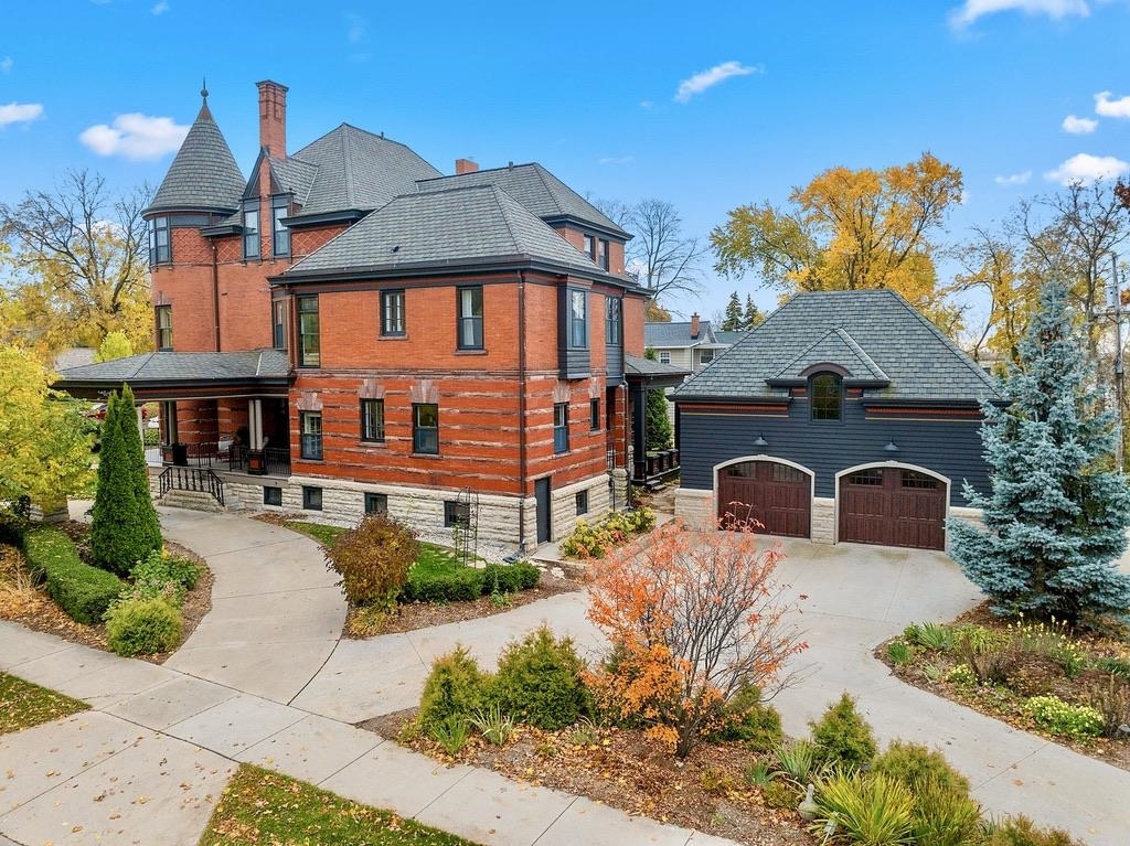 902 S MADISON Street