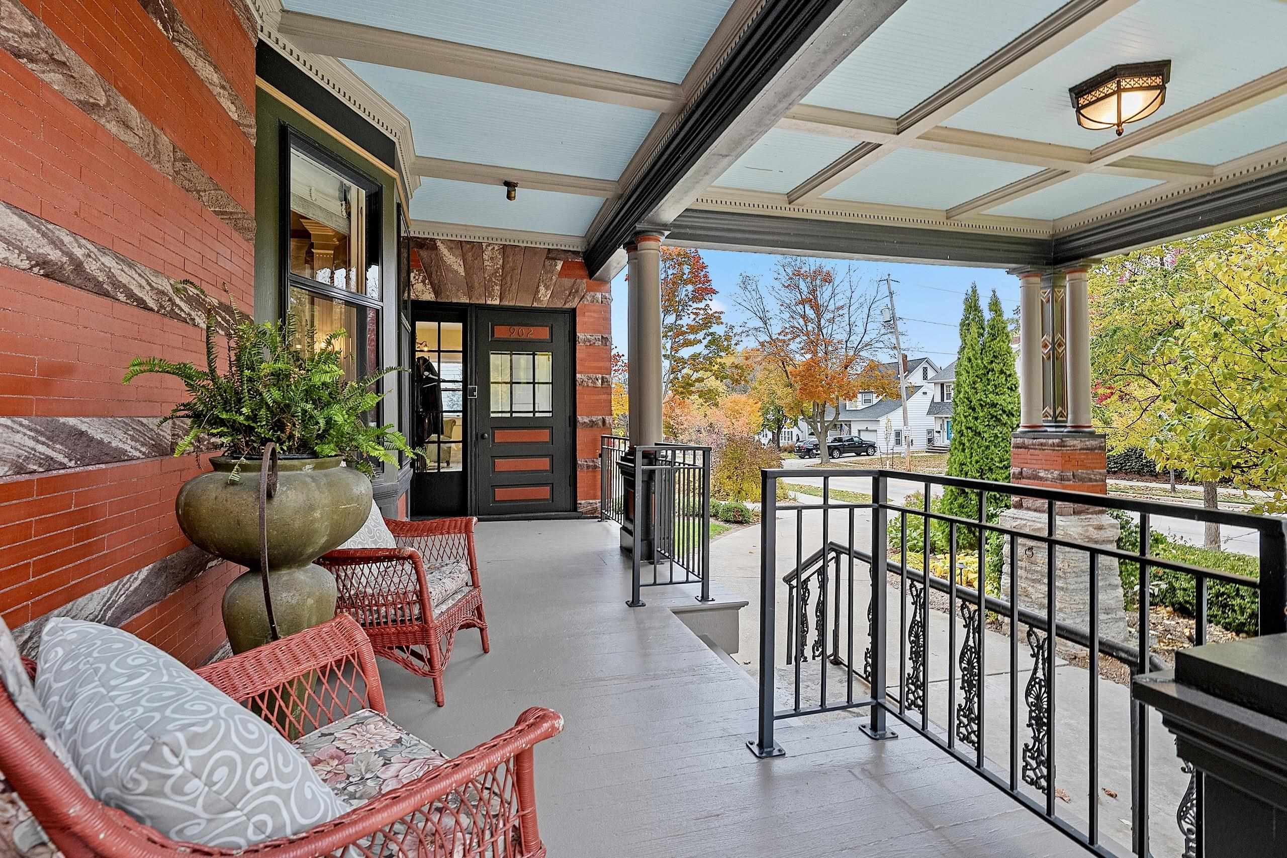 902 S MADISON Street