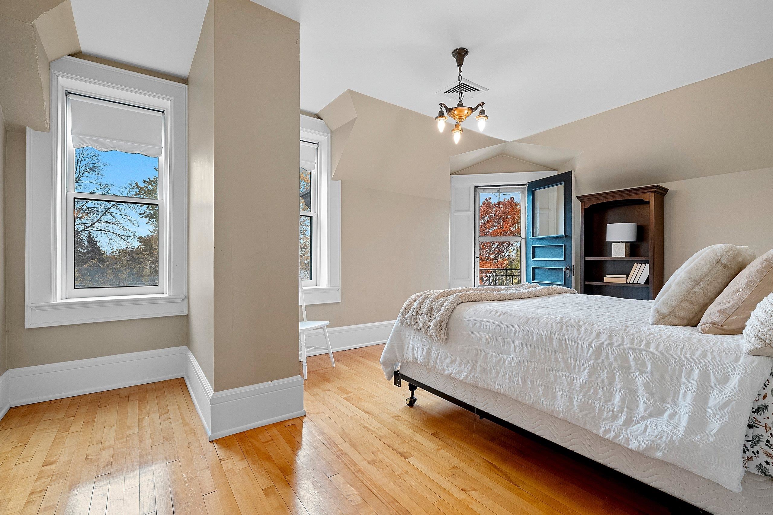 902 S MADISON Street