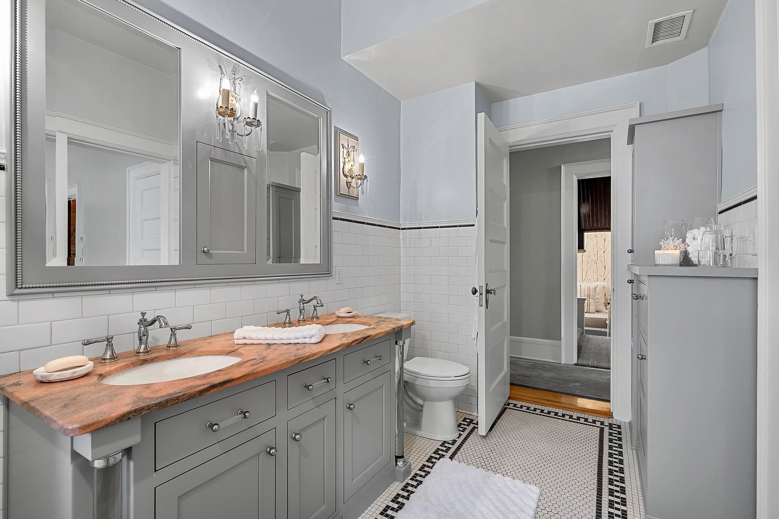 902 S MADISON Street