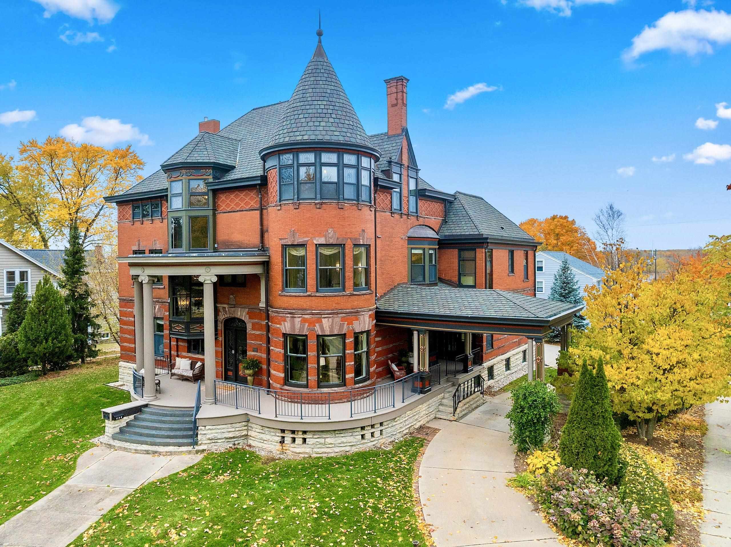 902 S MADISON Street