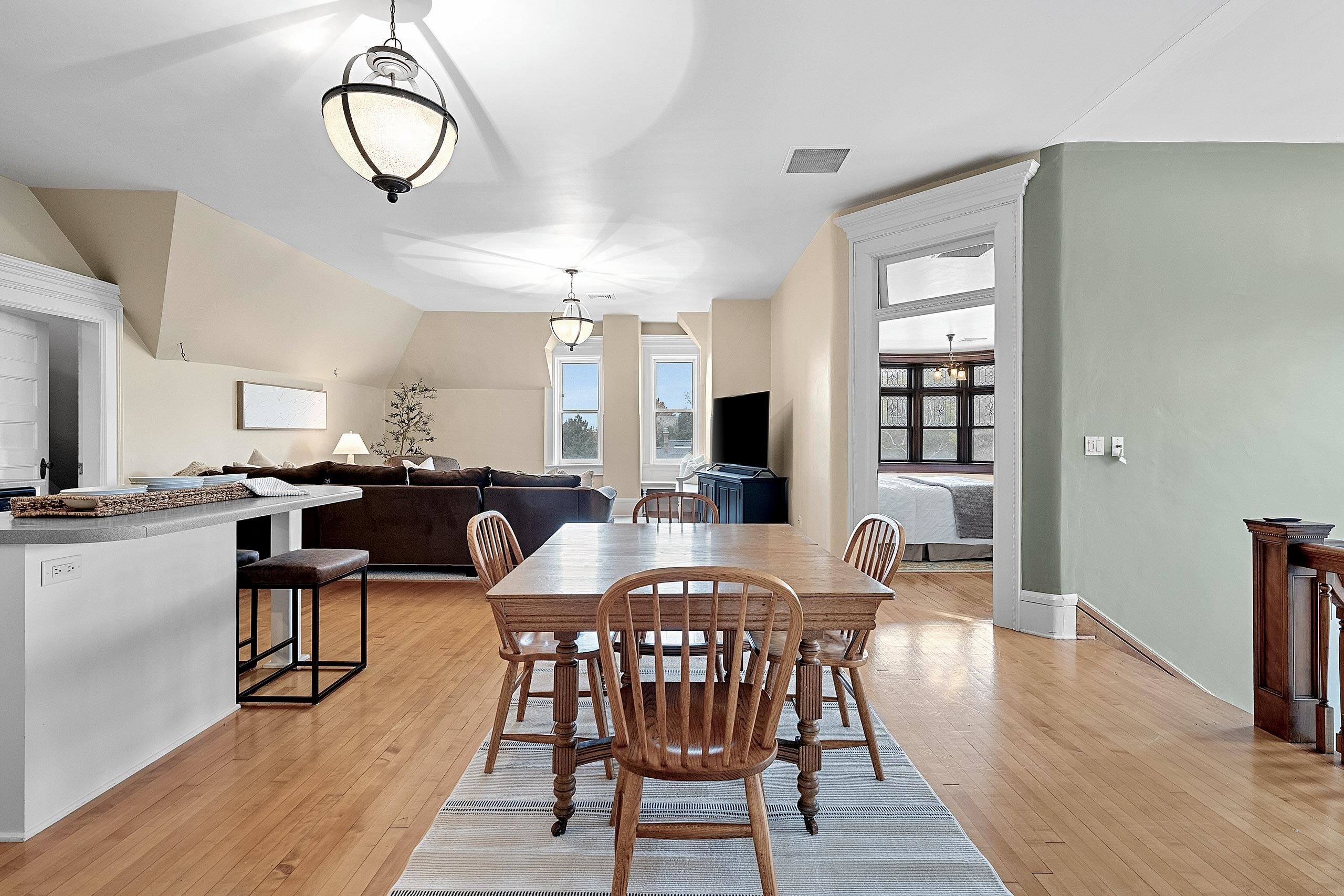 902 S MADISON Street