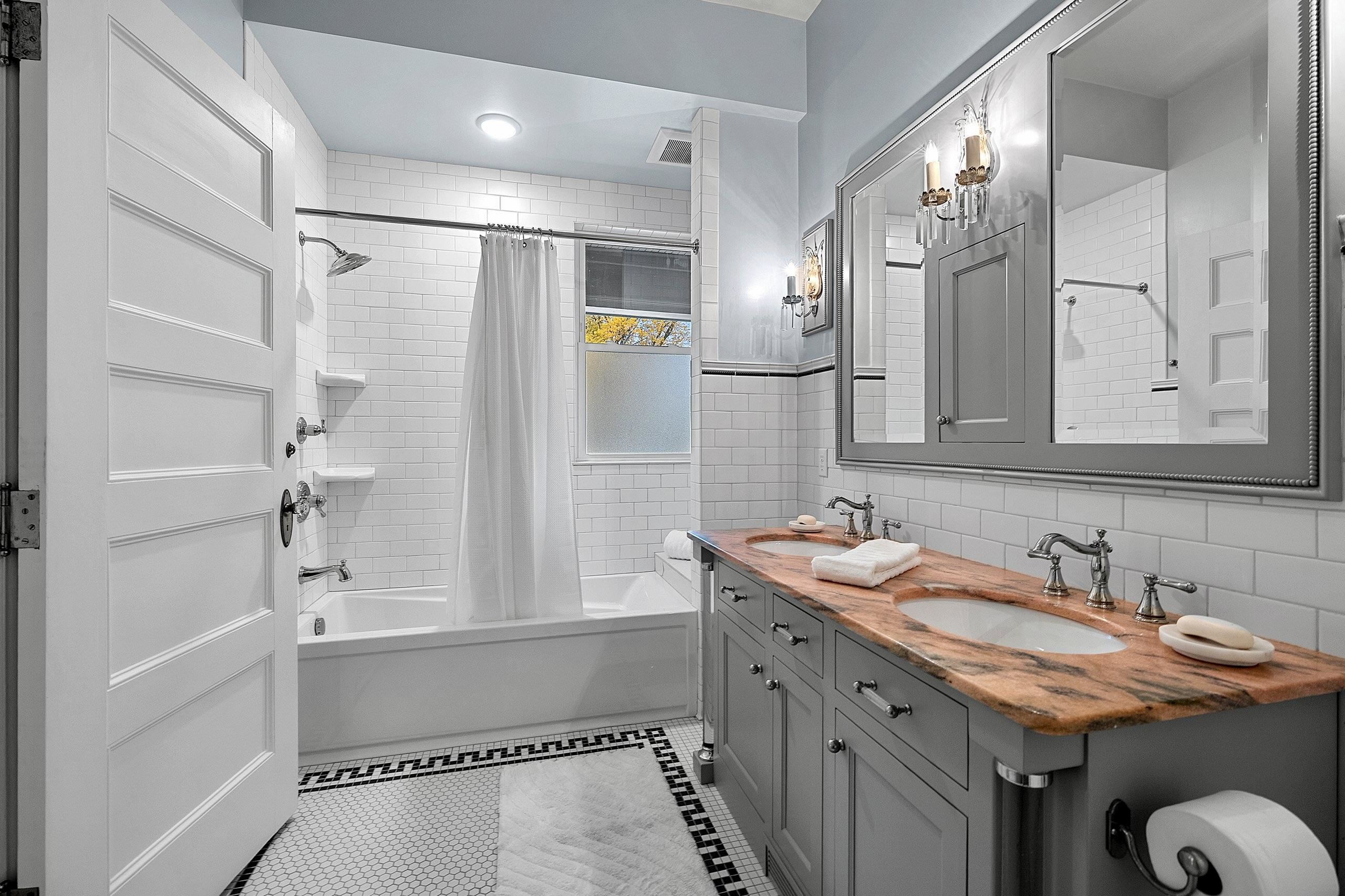 902 S MADISON Street