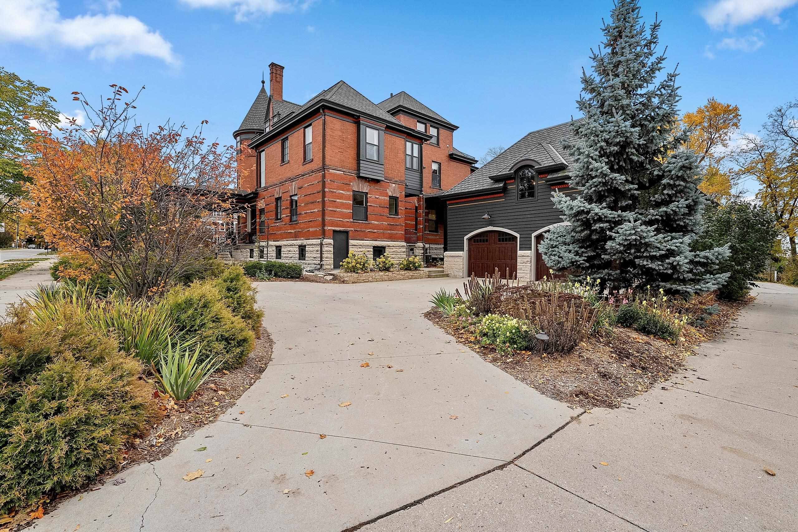 902 S MADISON Street