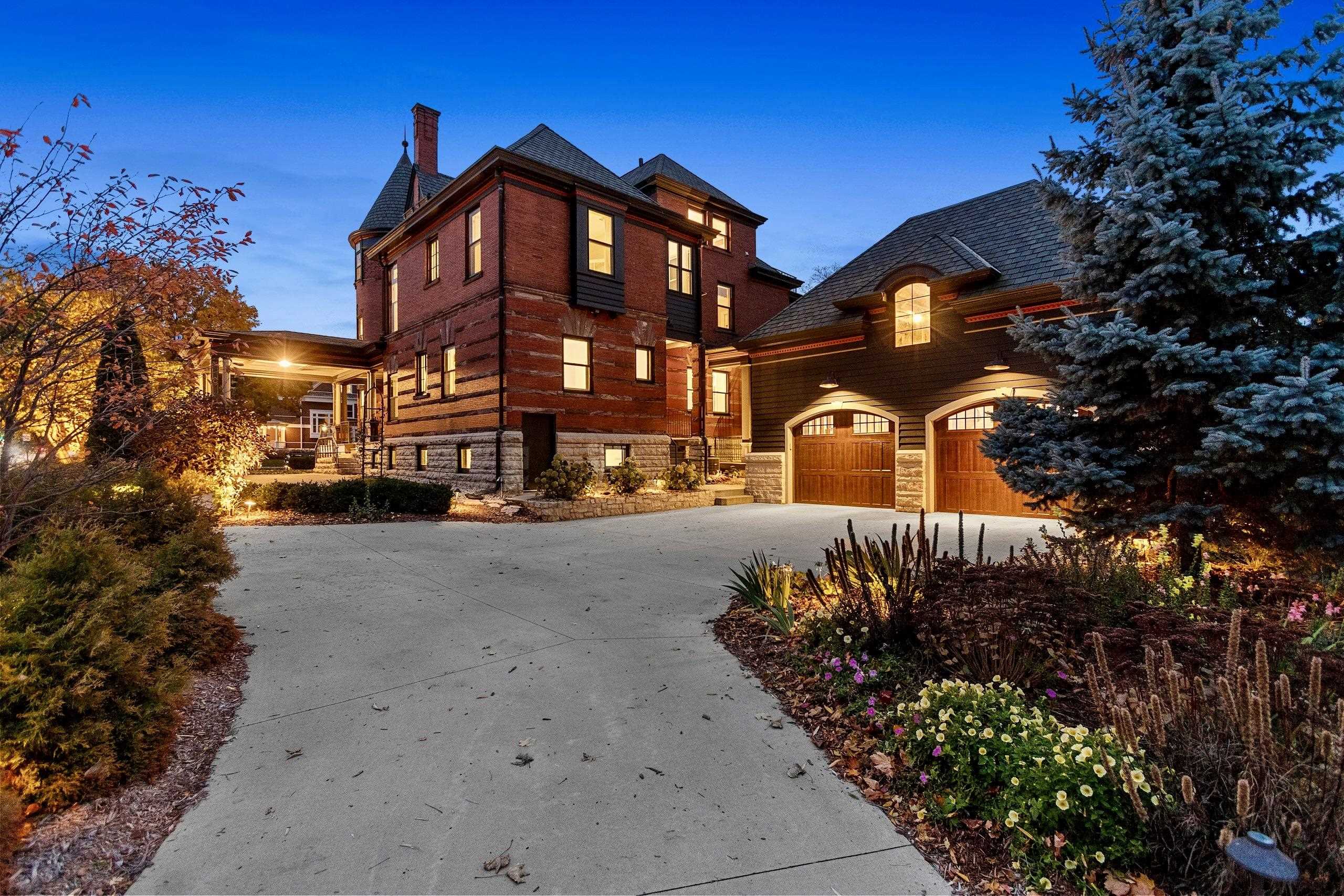 902 S MADISON Street