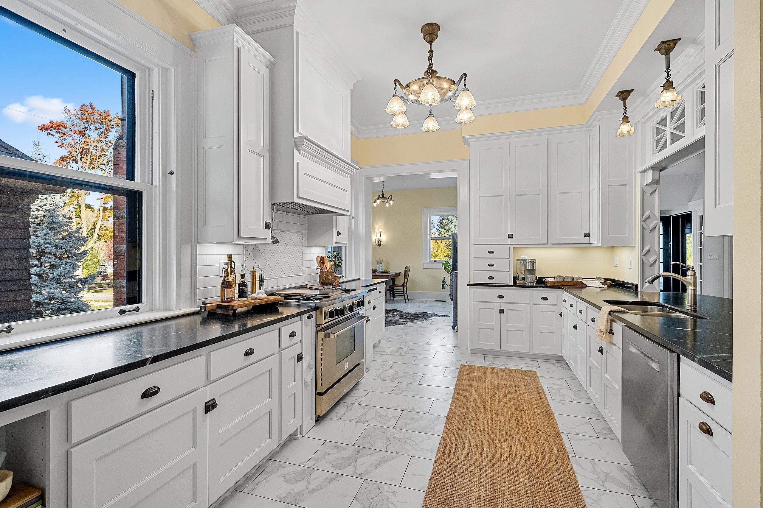 902 S MADISON Street