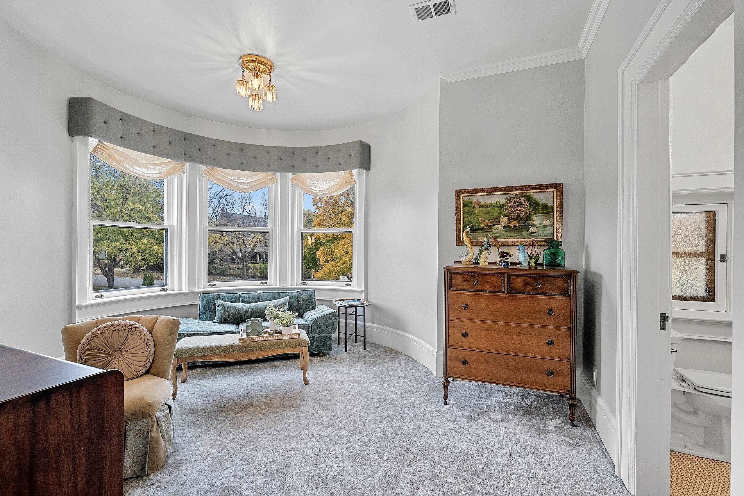 902 S MADISON Street