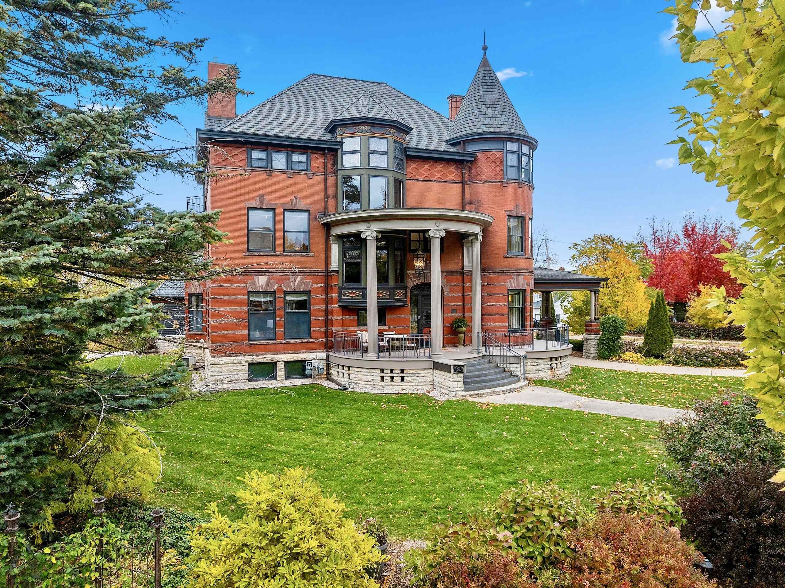 902 S MADISON Street