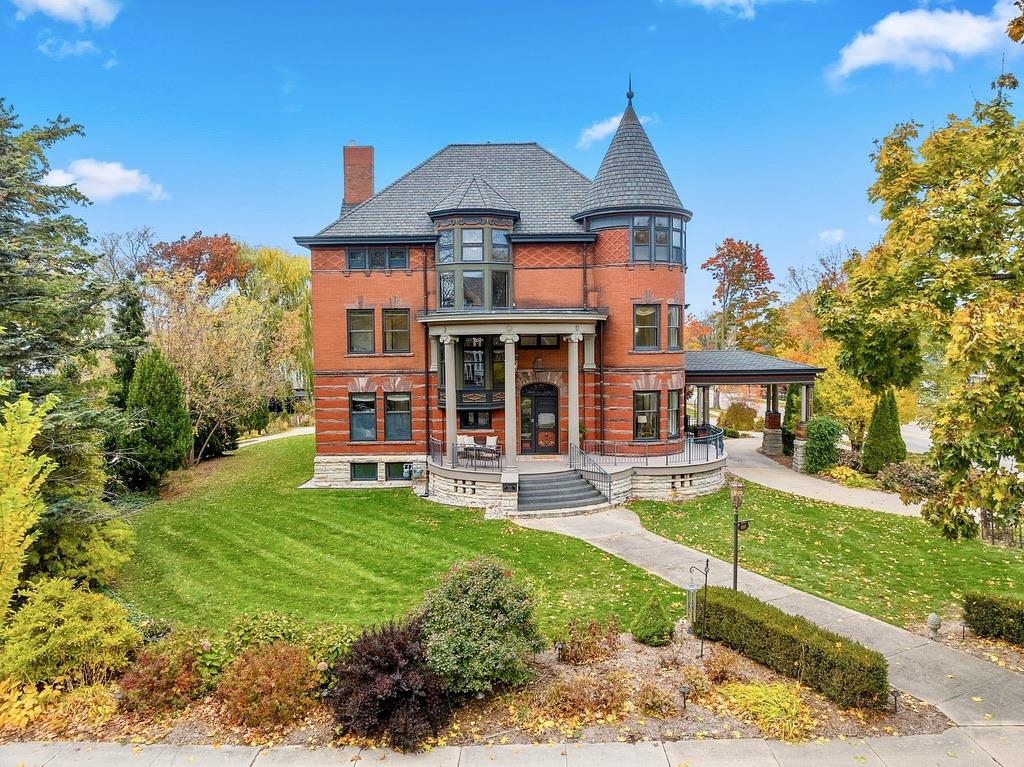 902 S MADISON Street