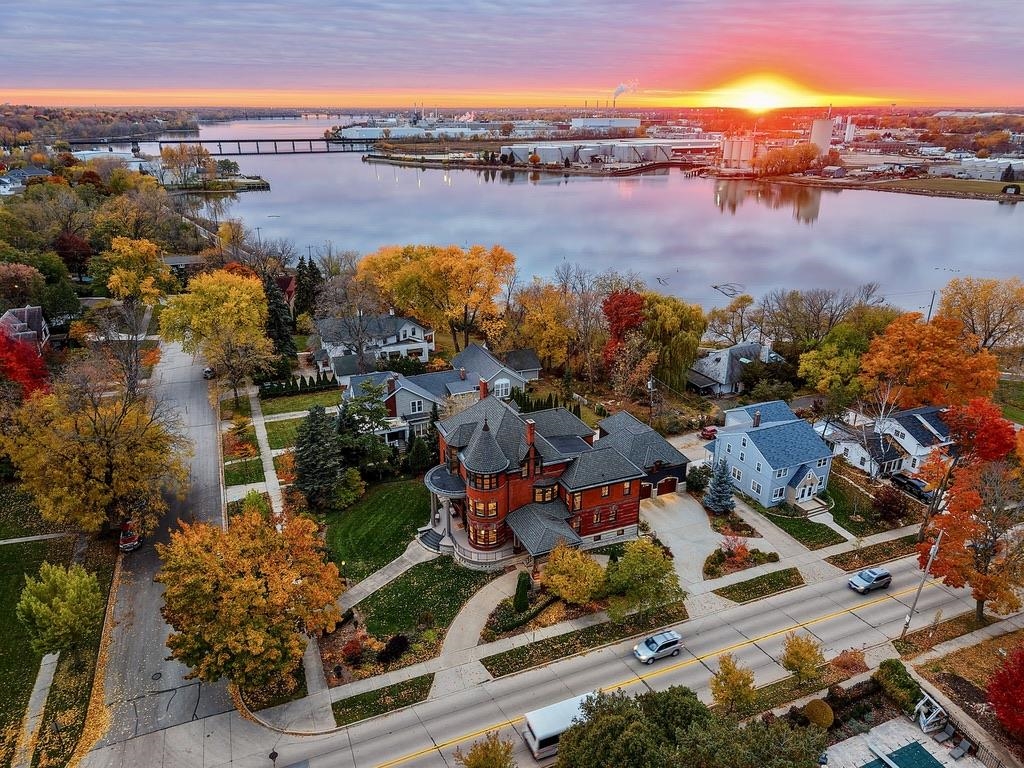 902 S MADISON Street