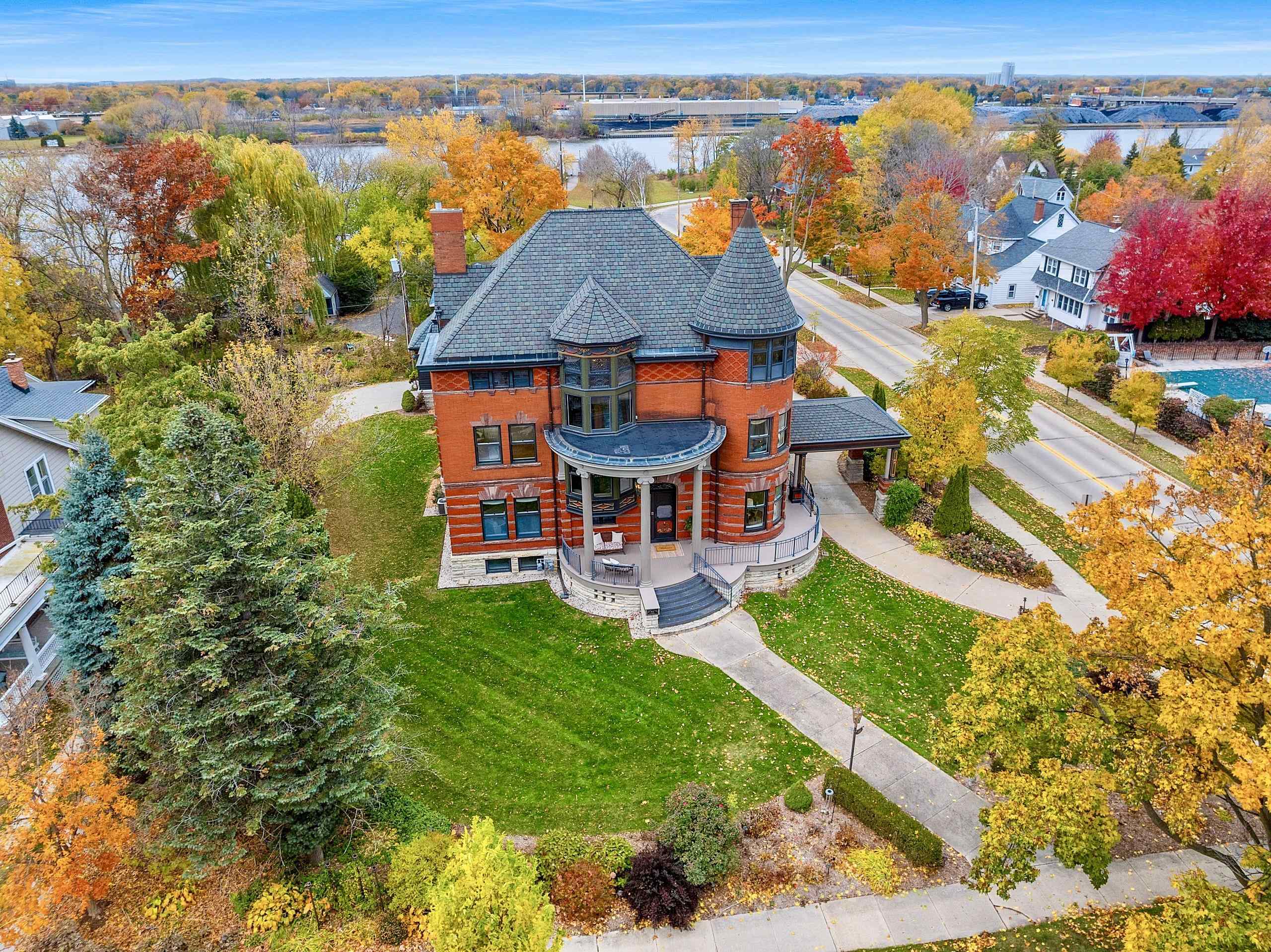 902 S MADISON Street