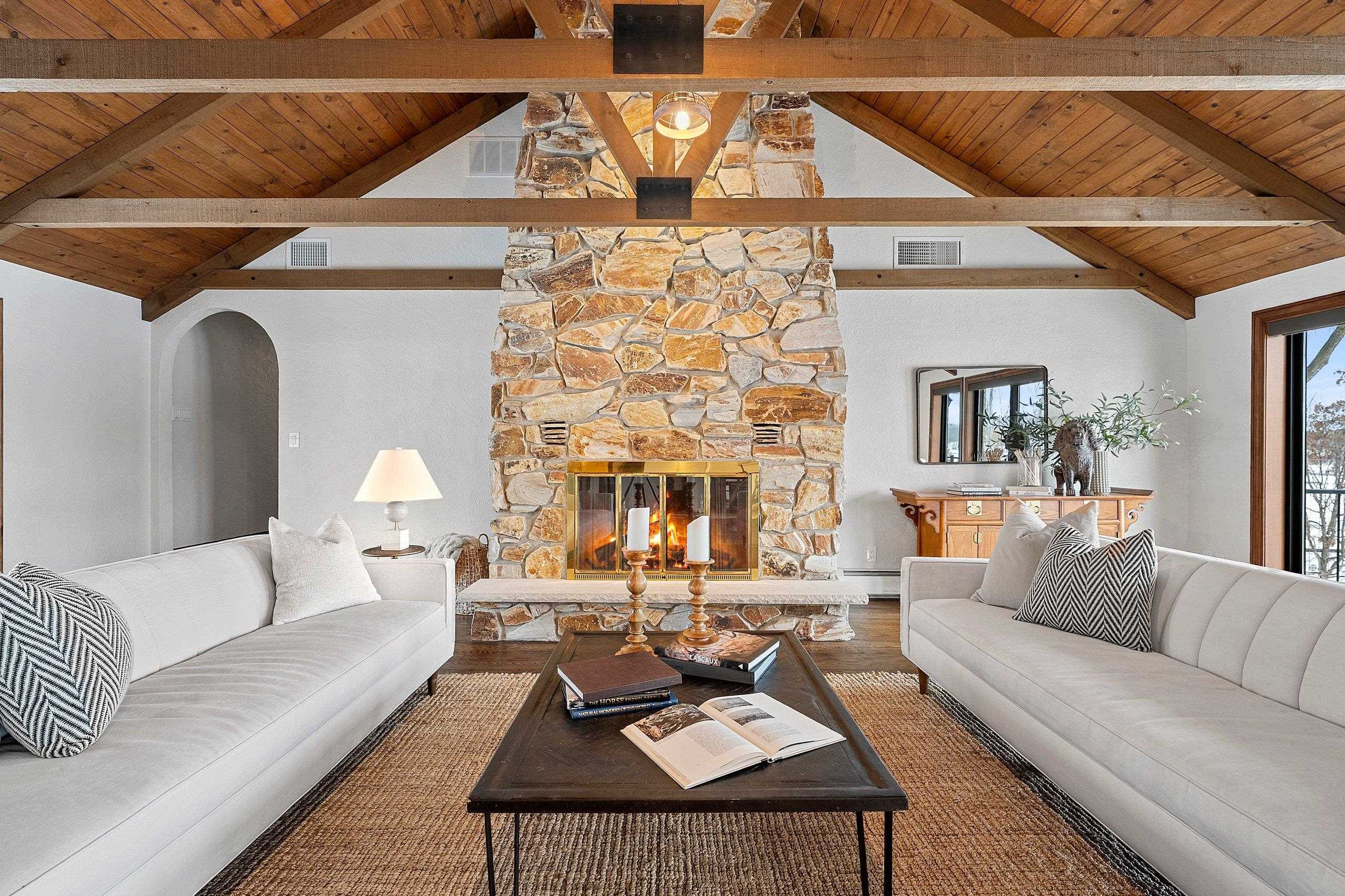 2045 LOST DAUPHIN Road